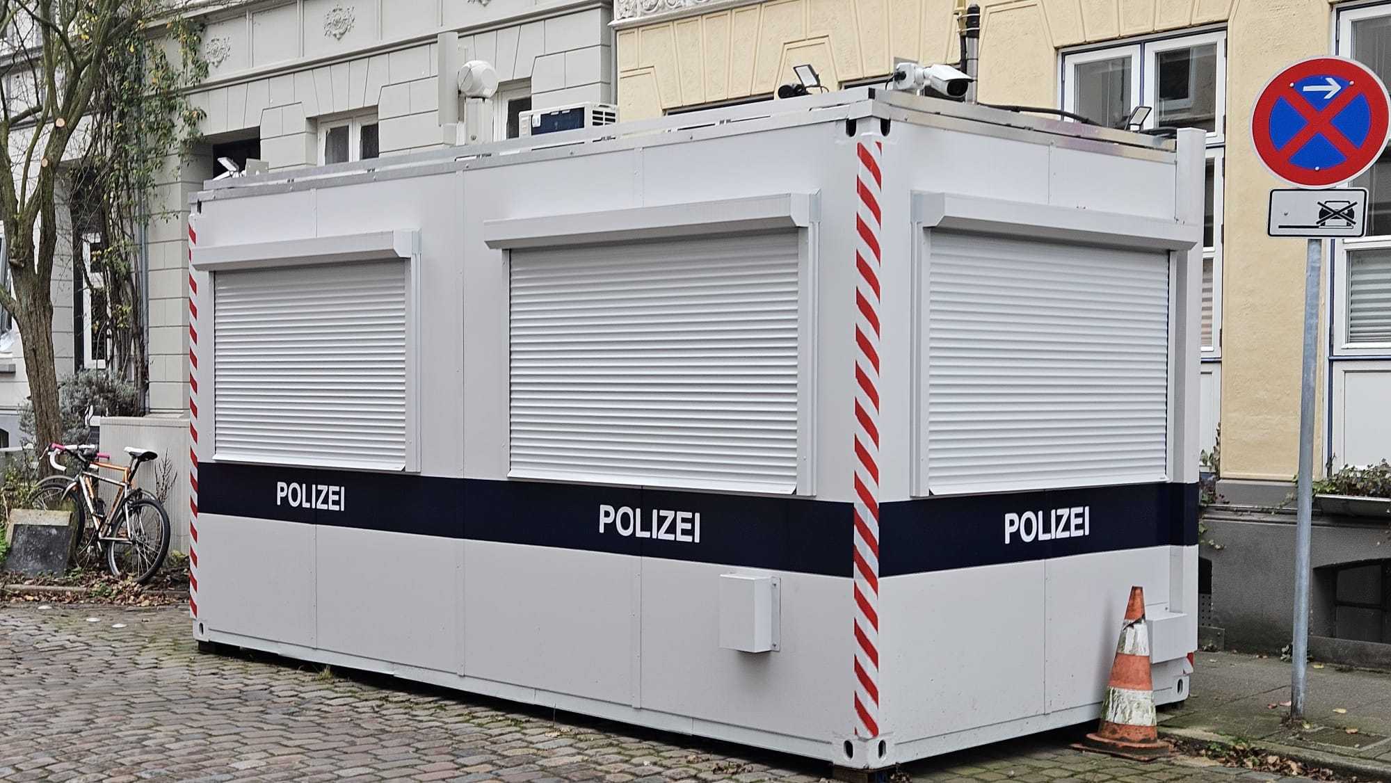 Seit etwa zwei Wochen sieht der Polizeicontainer von Olaf Scholz häufig so aus.