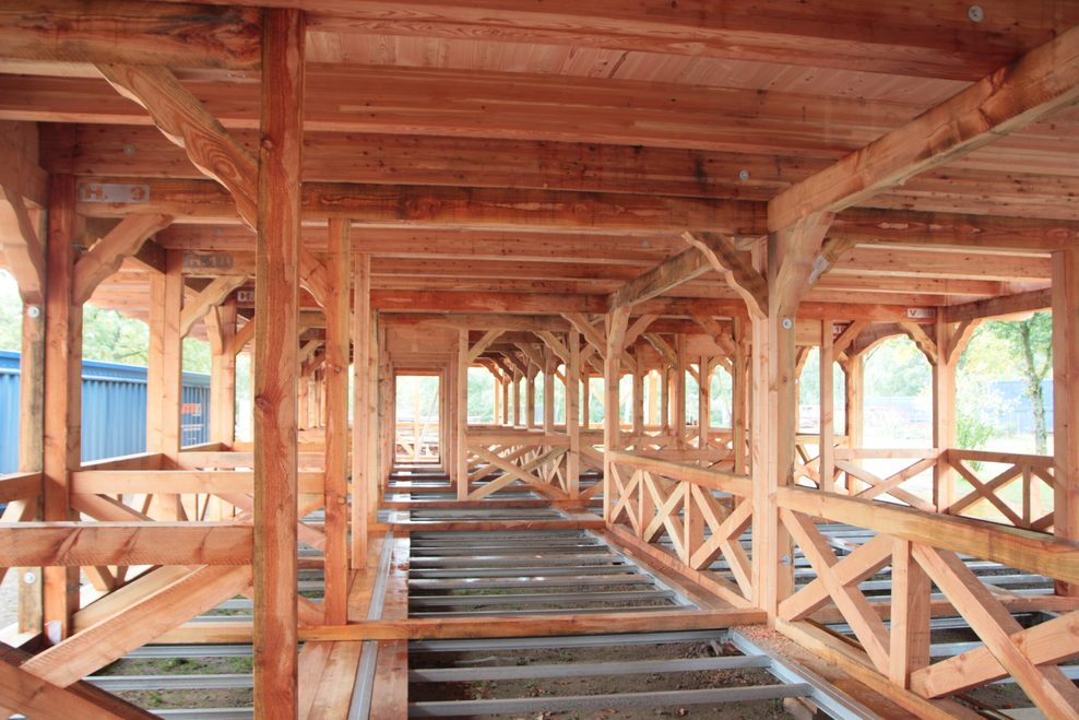 Das Holz für das massive Chalet auf dem Weihnachtsmarkt kommt aus der Lüneburger Heide.
