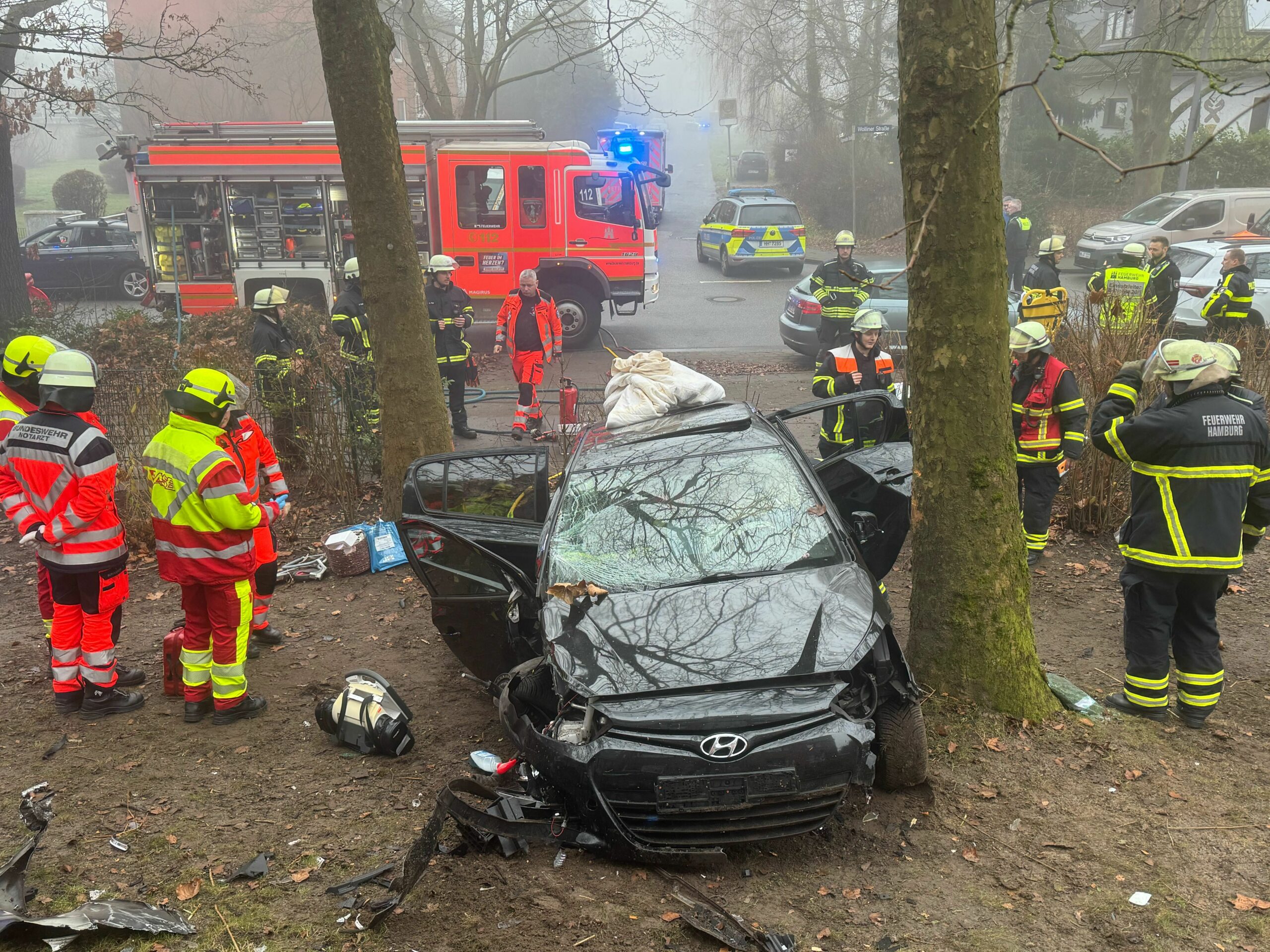 Autofahrerin prallt gegen Baum