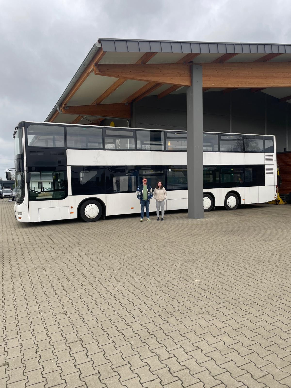 Familie Eckhoff baut einen Doppeldeckerbus um, ab 2027 wollen Eltern und Töchter darin leben.