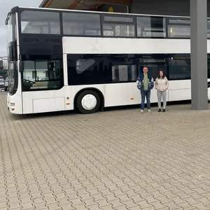 Familie Eckhoff baut einen Doppeldeckerbus um, ab 2027 wollen Eltern und Töchter darin leben.