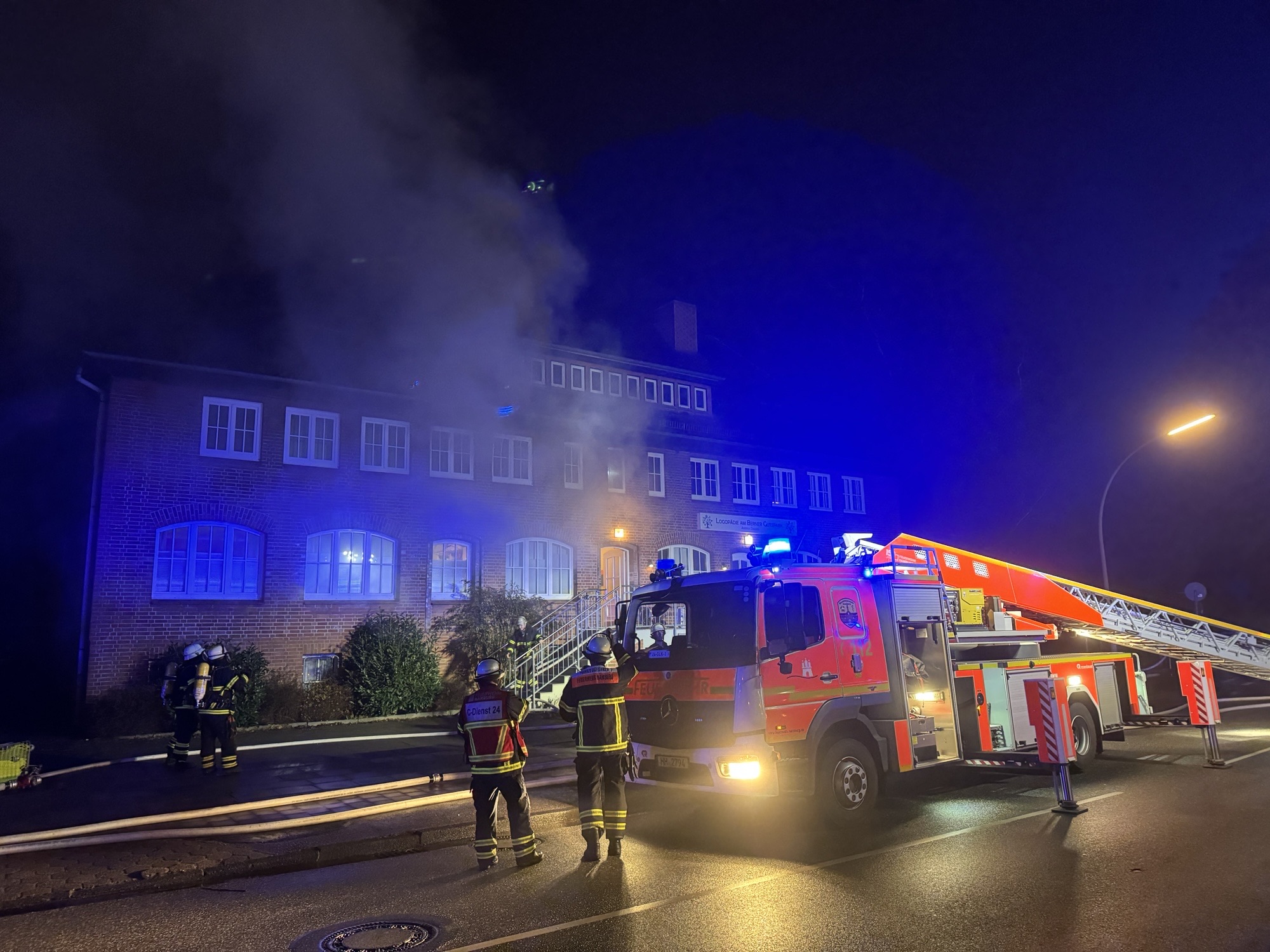Das Feuer brach im ersten Stock des Hauses aus.