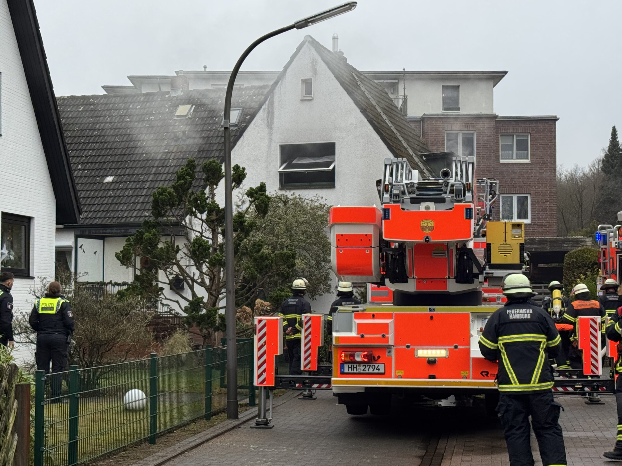 Im Erdgeschoss des Hauses in Hamburg-Wellingsbüttel brach ein Feuer aus.