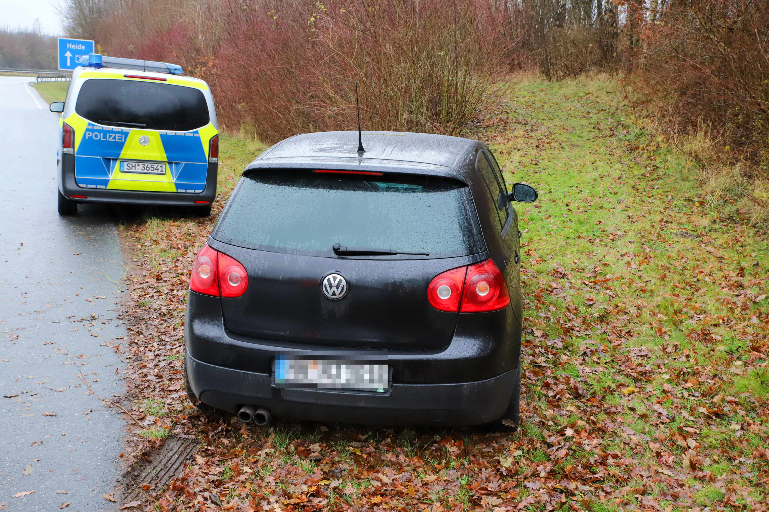 VW Golf Polizei Parkplatz