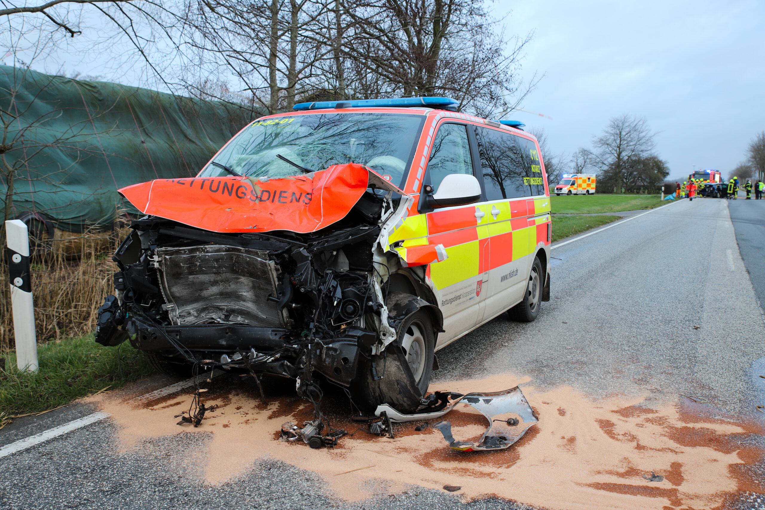Kollision zwischen Notarzteinsatzfahrzeug und abbiegendem Auto