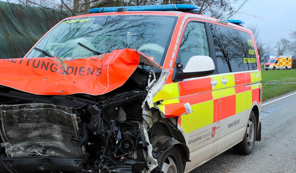 Schwerer-Unfall-im-Norden-Notarztwagen-kollidiert-mit-abbiegendem-Auto