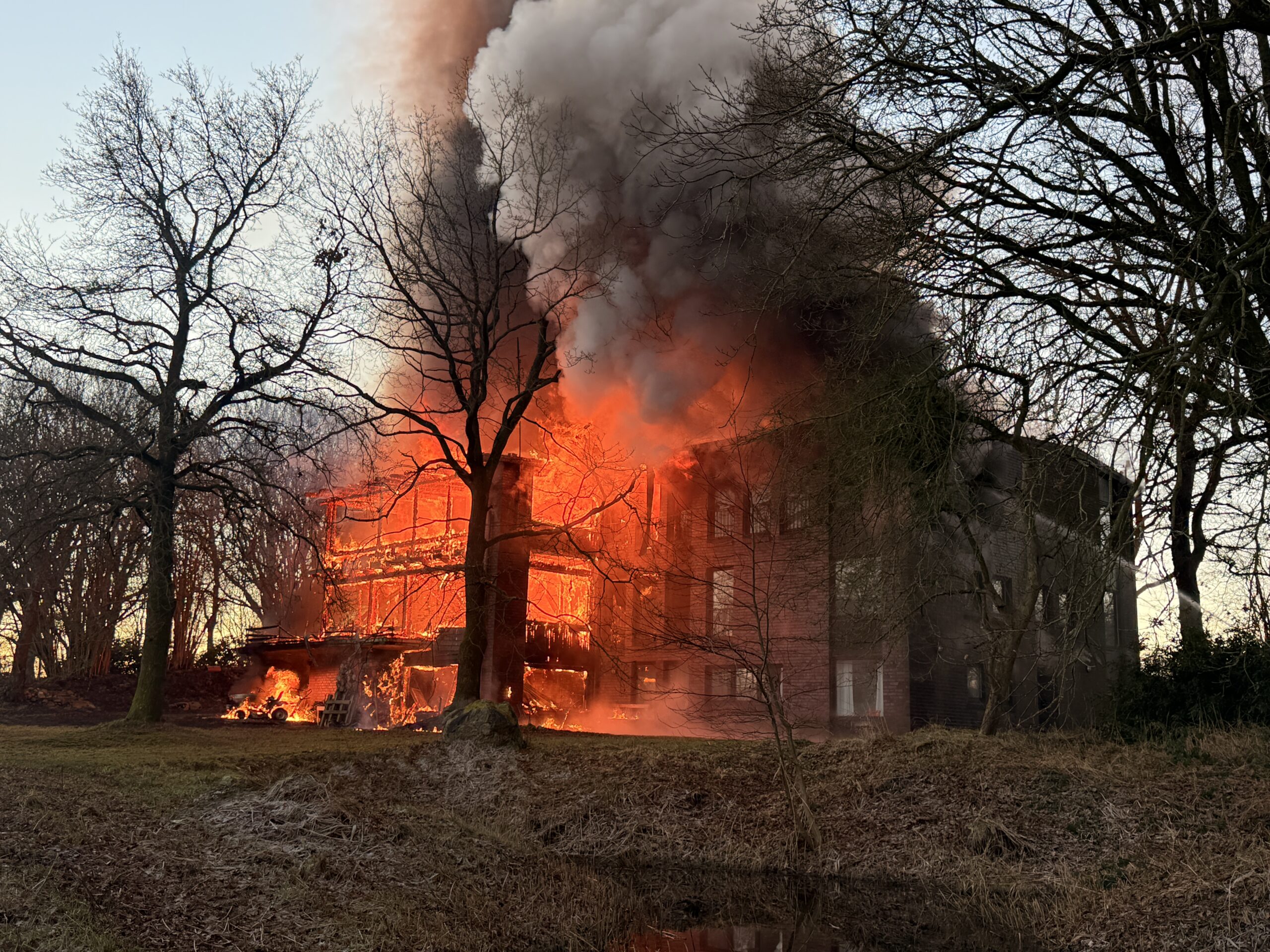 Ein Wohnhaus in Flammen