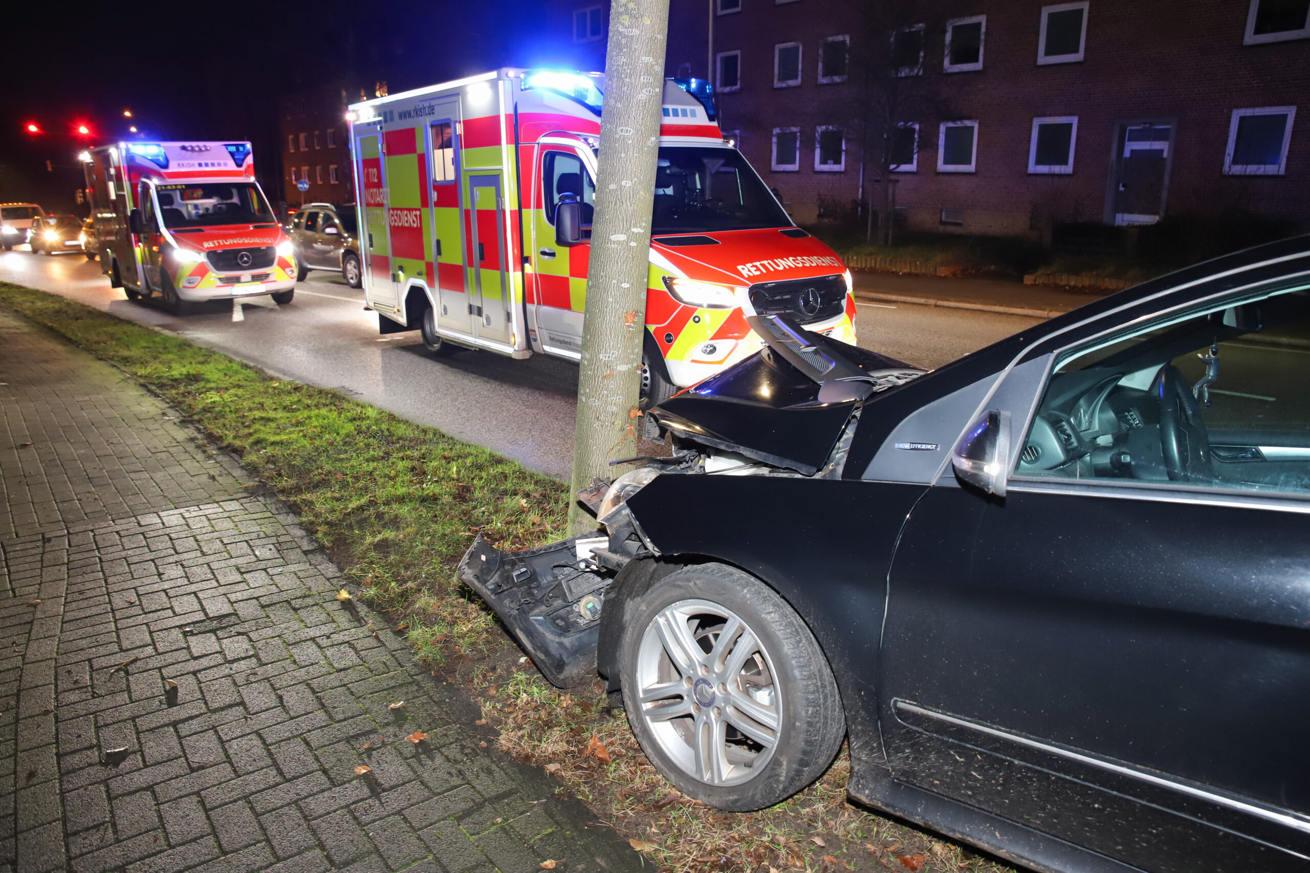 Zerbeultes Auto an Laterne, Rettungsfahrzeuge