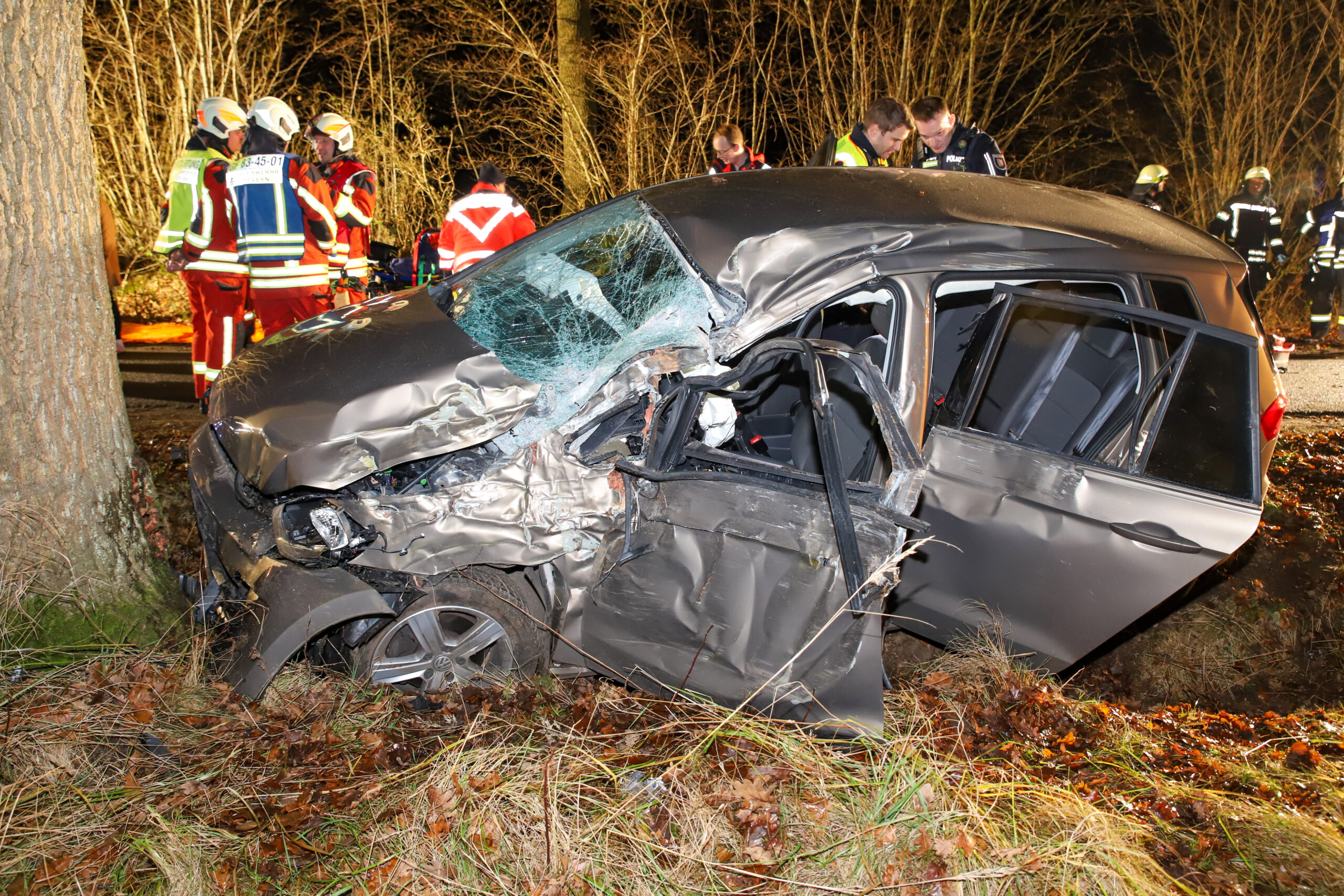 Der Volkswagen wurde bei dem Unfall schwer beschädigt.