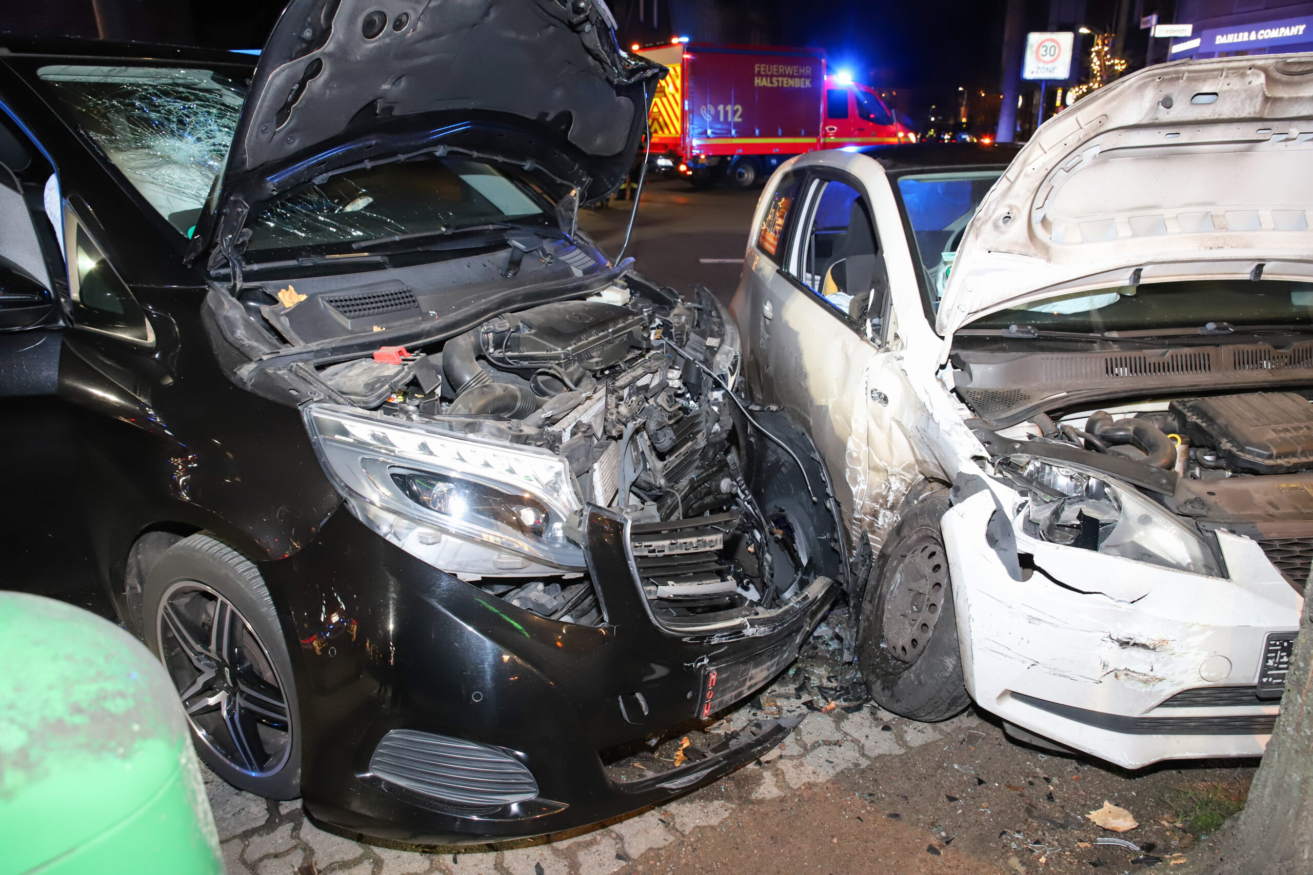Auf einer Kreuzung in Halstenbek stießen ein Mercedes-Van und der Kleinwagen eines Lieferdienstes zusammen.