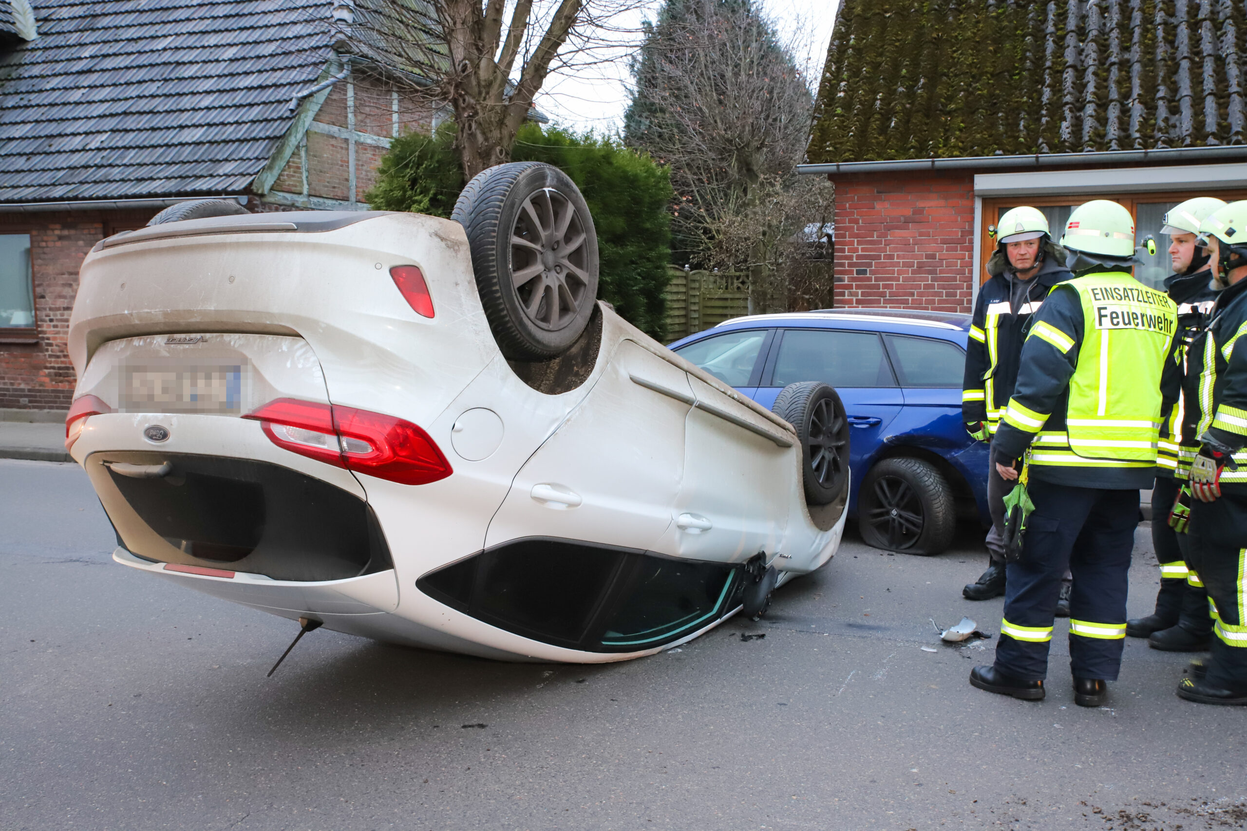 Auto auf dem Dach: Nach einem Zusammenstoß mit einem geparkten Wagen ist eine 20-Jährige in Brande-Hörnerkirchen verunglückt.