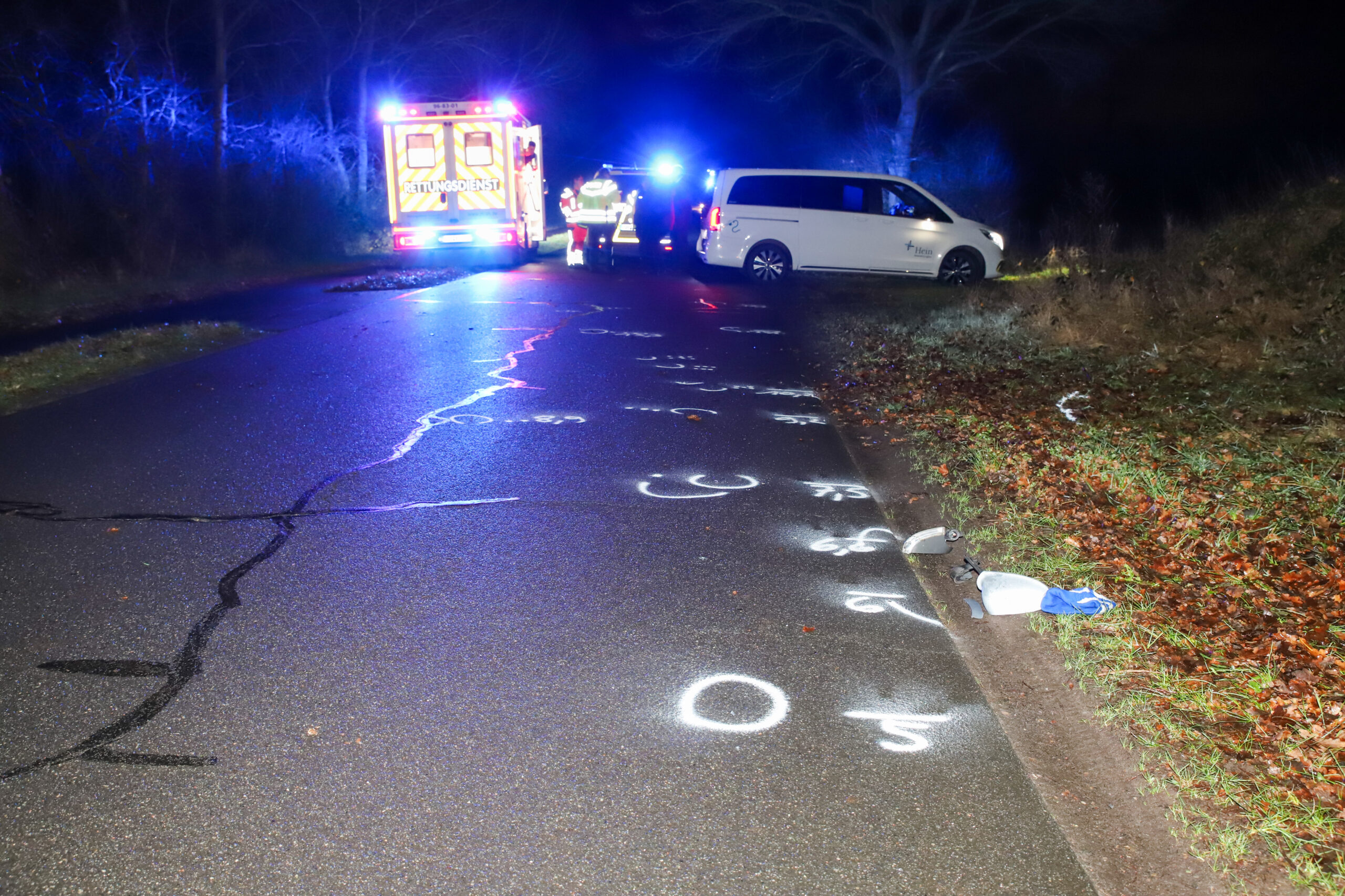 Nach dem tödlichen Unfall in Nortorf: Auf der Straße sind die Markierungen der Ermittler zu sehen.