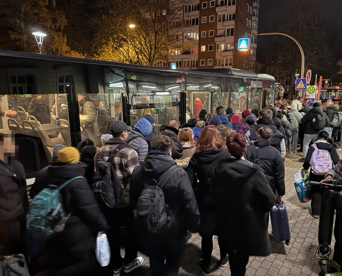 Menschen steigen in einen Bus ein