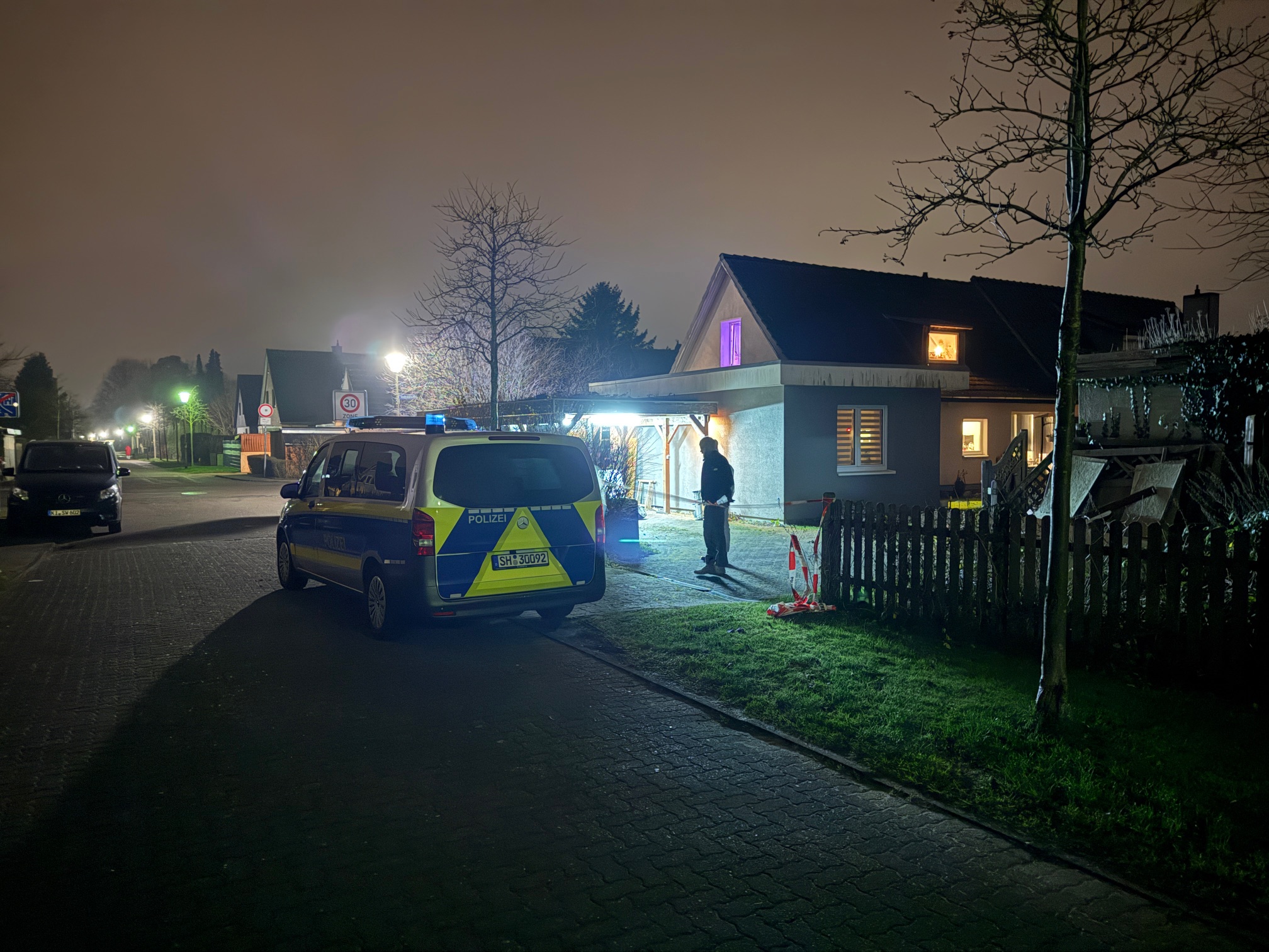 Die Spurensicherung ist in der Gerberstraße in Neumünster im Einsatz.