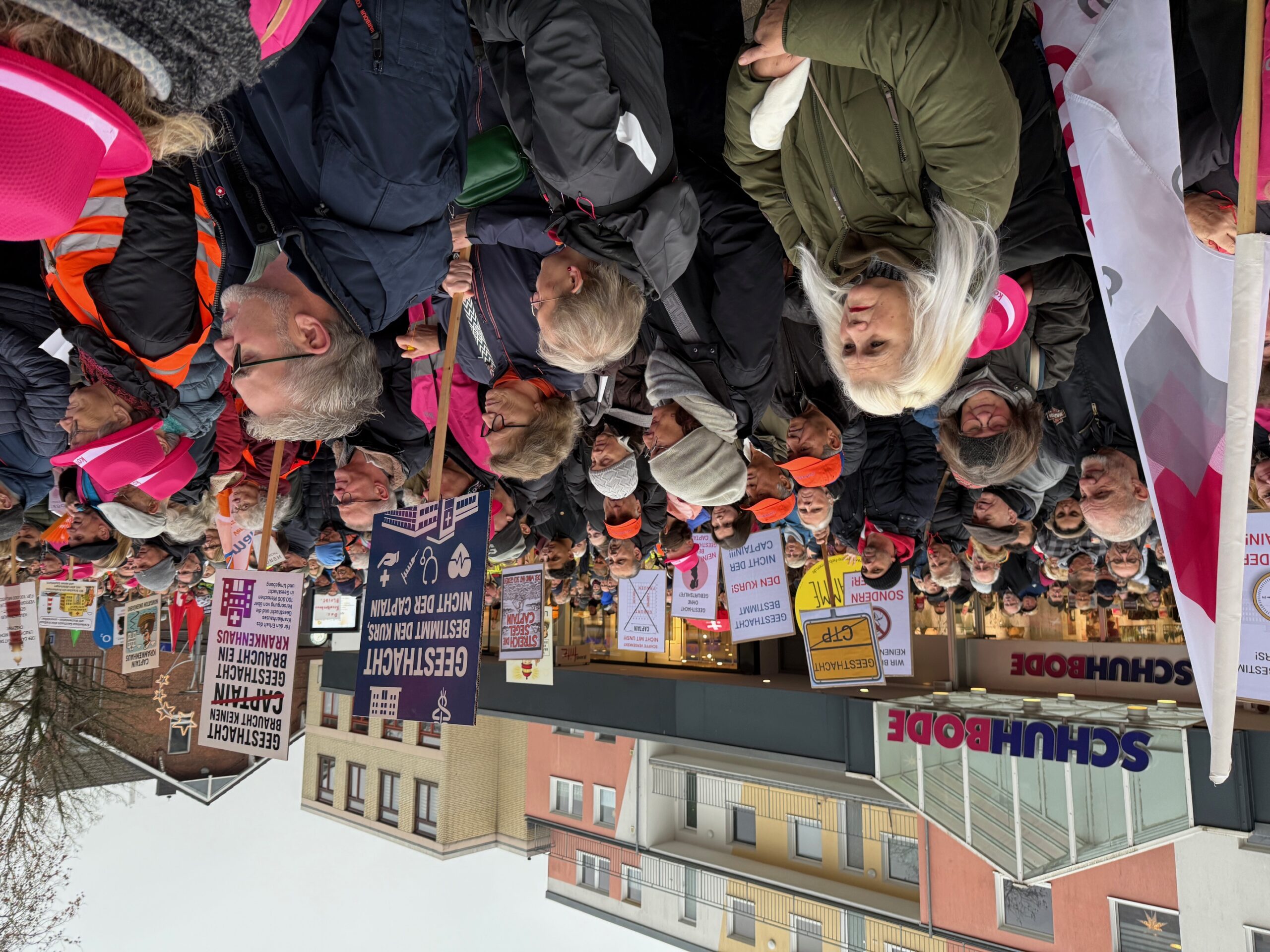 Demo mit vielen Schildern