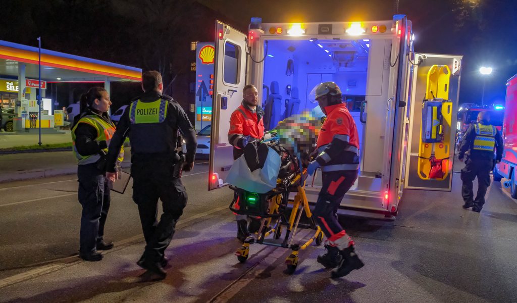 Tr-mmerfeld-in-Hamburg-Mehrere-Verletzte-bei-schwerem-Unfall