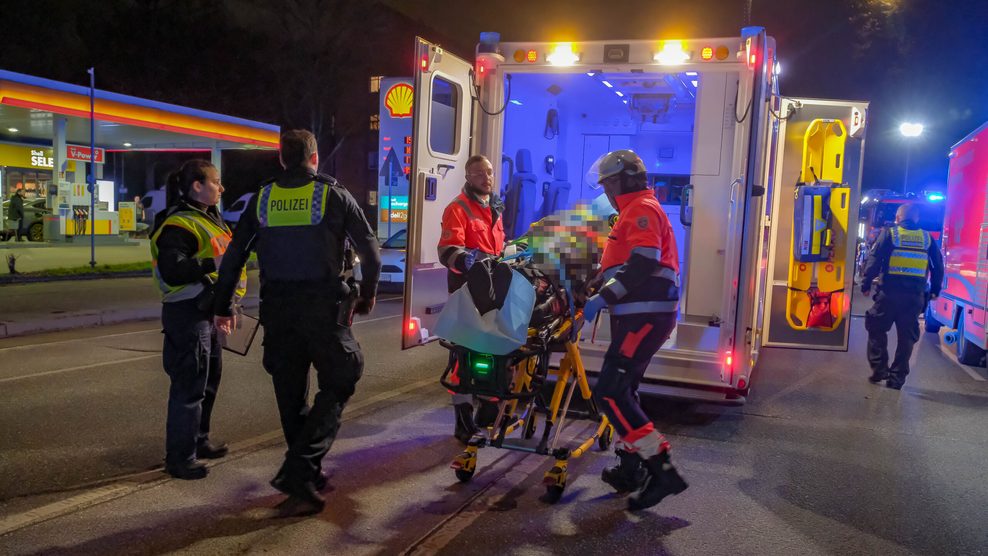 Ein Verletzter wird nach dem schweren Unfall auf der Ahrensburger Straße mit einer Trage in den Krankenwagen gebracht.