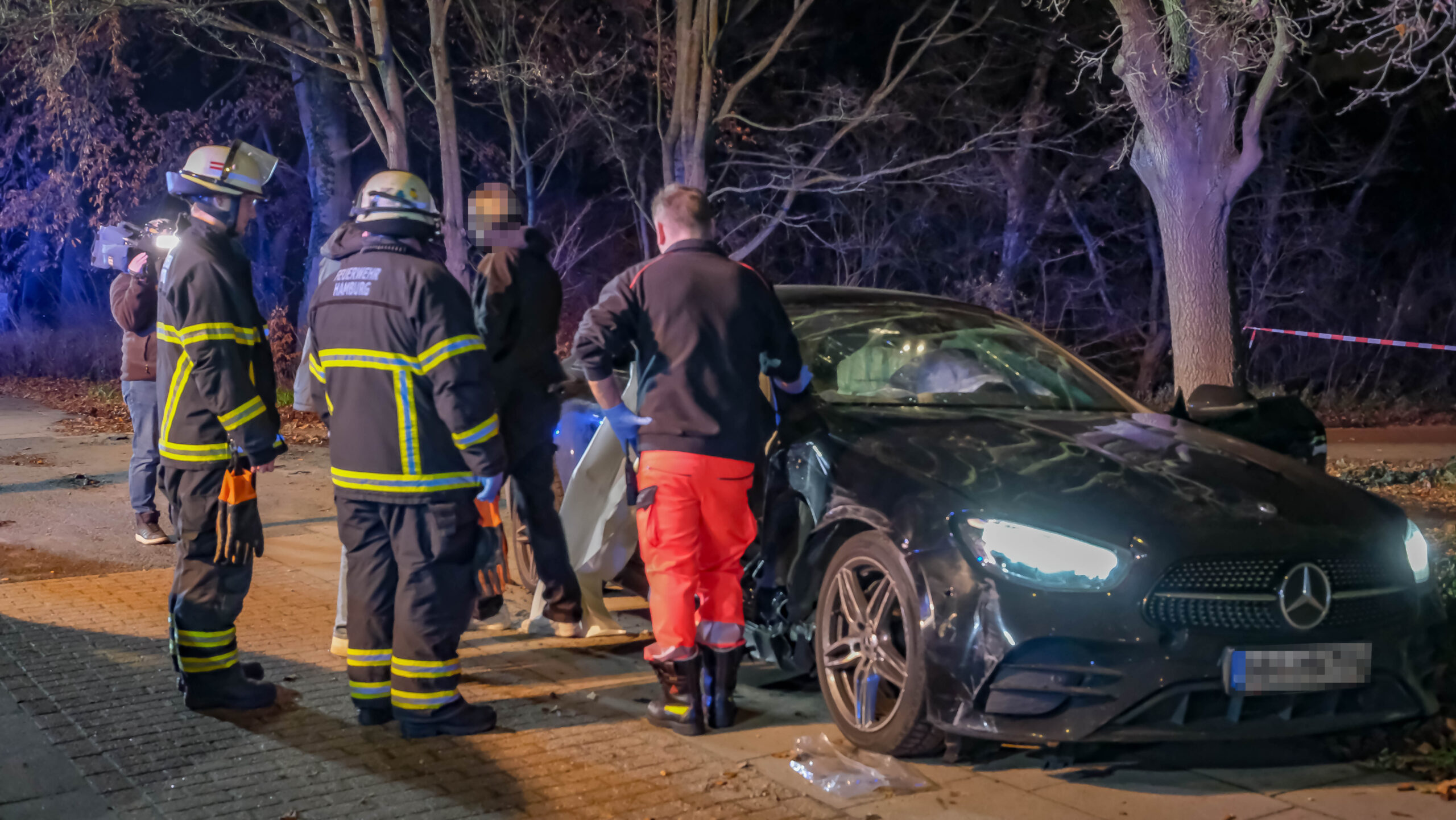 Nach dem Unfall steht ein schwer beschädigter Mercedes auf dem Gehweg.