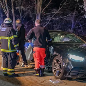 Nach dem Unfall steht ein schwer beschädigter Mercedes auf dem Gehweg.