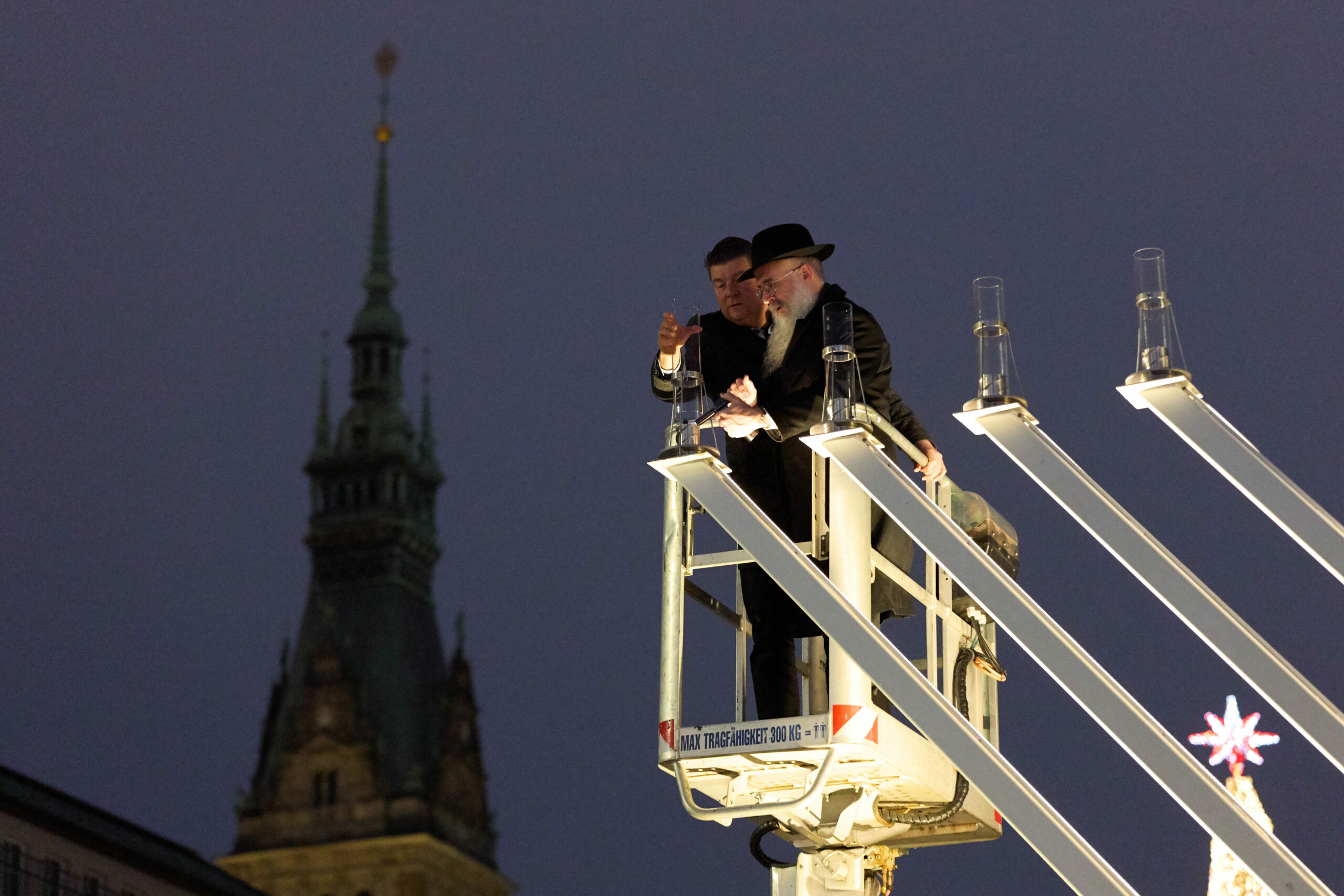 Andreas Dressel (l, SPD), Finanzsenator, und Shlomo Bistritzky, Landesrabbiner der Freien und Hansestadt Hamburg, entzünden zusammen den Chanukka Leuchter auf der Reesendammbrücke am Jungfernstieg an.