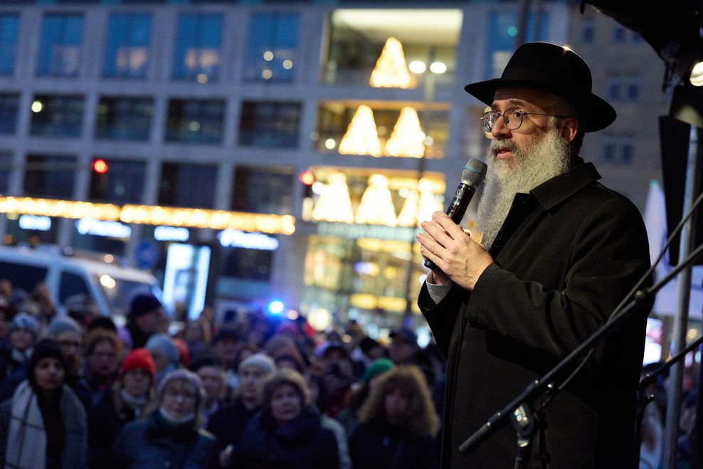 Shlomo Bistritzky, Landesrabbiner der Freien und Hansestadt Hamburg, steht während des Jüdischen Lichtfestes "Chanukka" auf der Reesendammbrücke auf der Bühne.