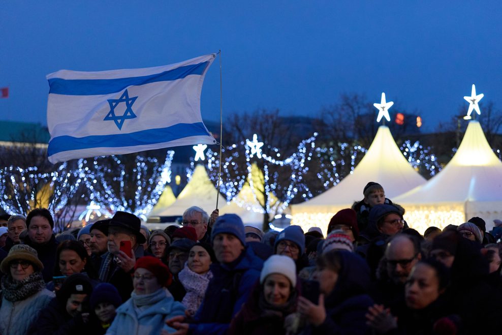 Zahlreiche Teilnehmer haben sich zum Jüdischen Lichtfest „Chanukka“ am Jungfernstieg auf der Reesendammbrücke versammelt.