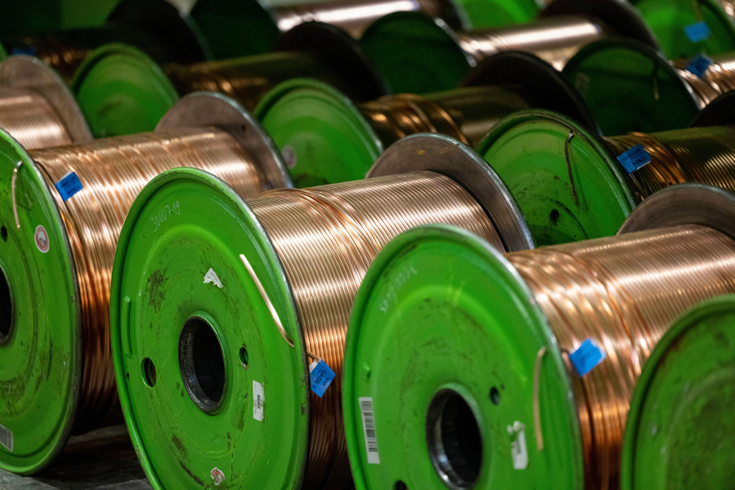 Rollen mit Kupferkabeln