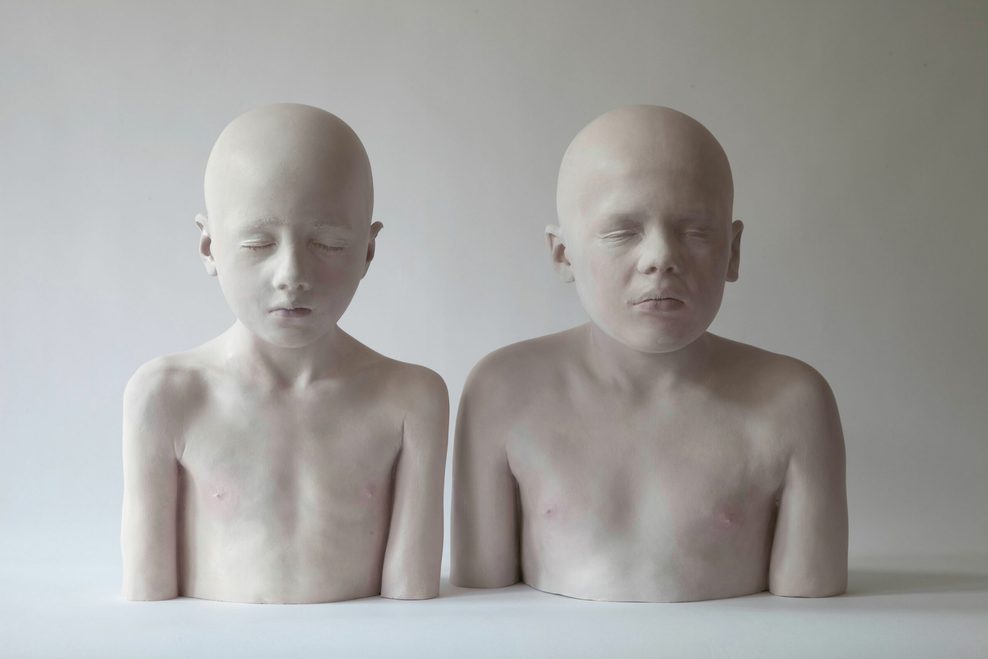 Skulptur von zwei Jungen