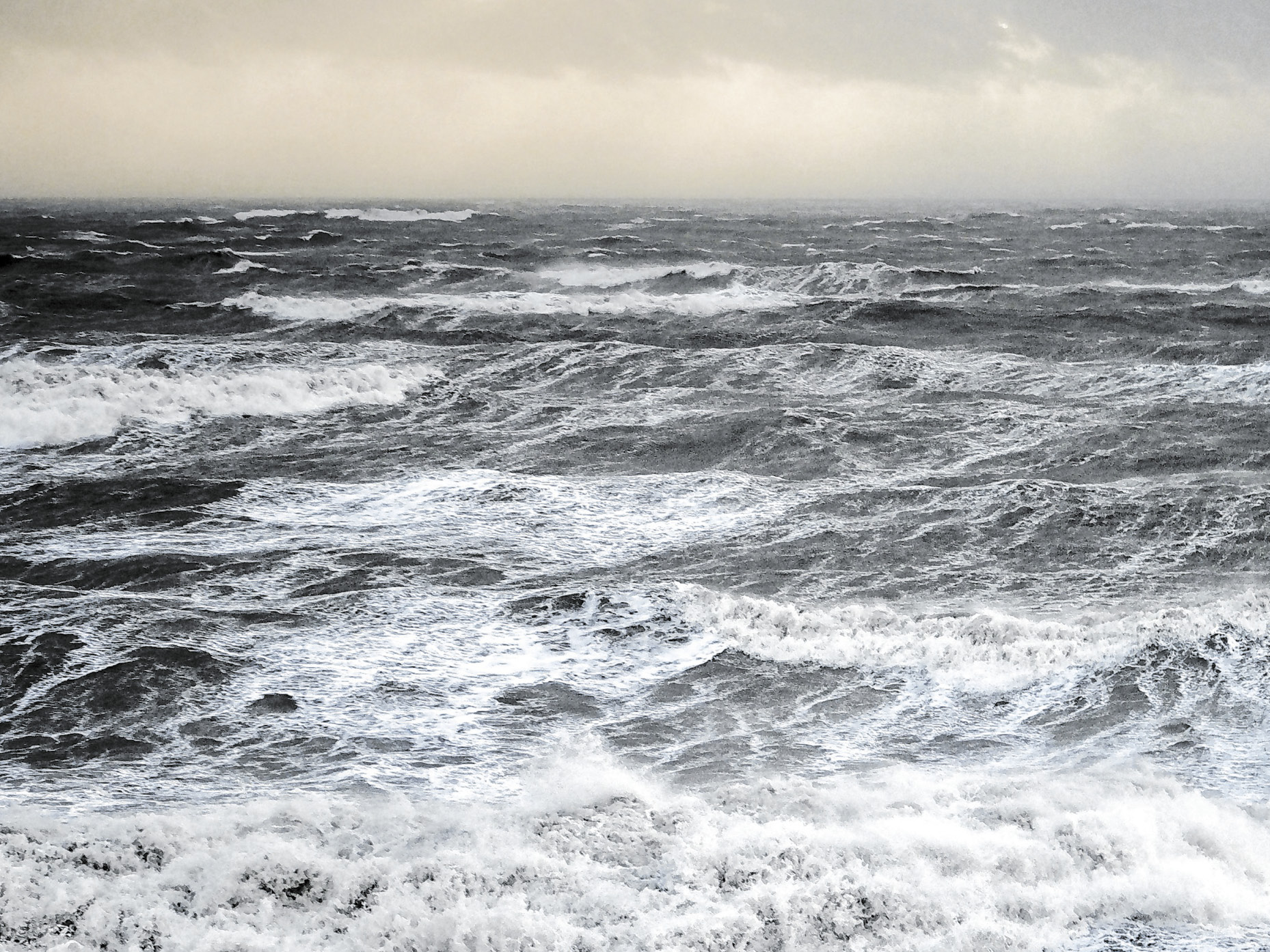 Das stürmische Meer.