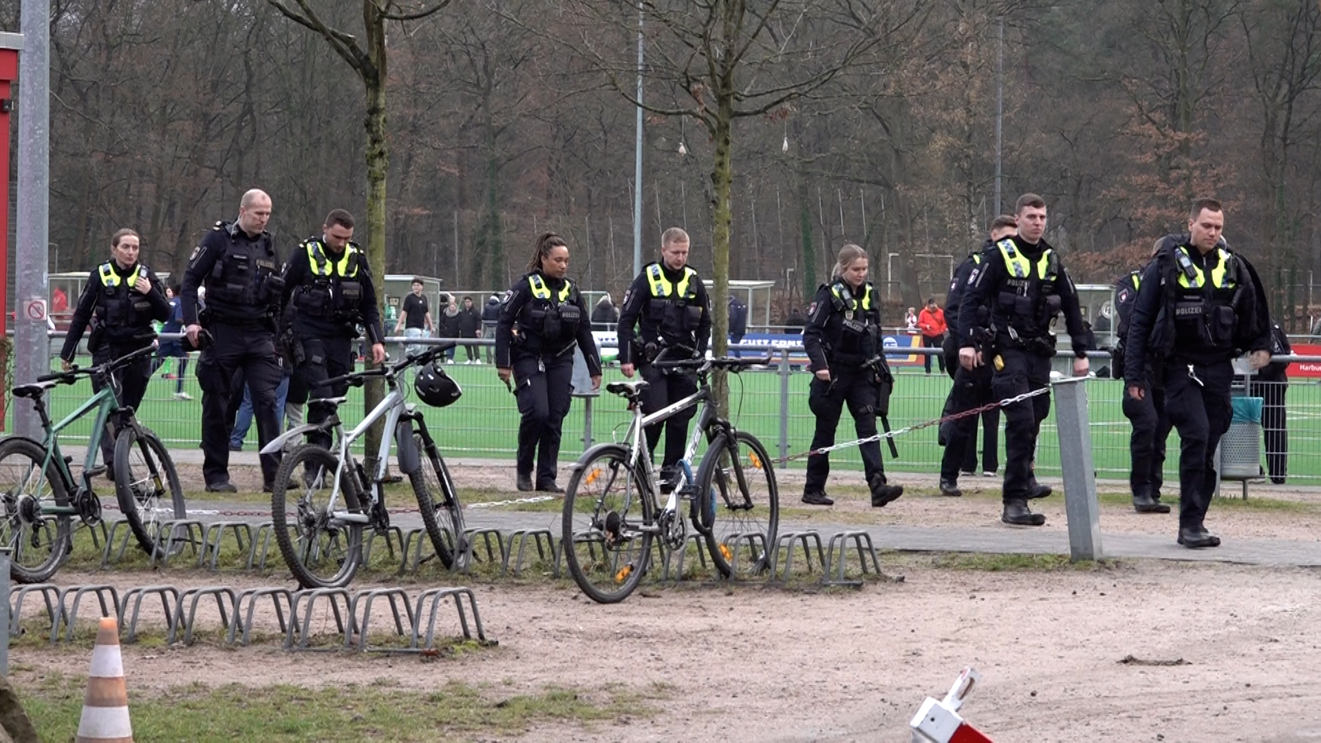 Massenschlägerei bei Amateur Fußballspiel in Hausbruch – Großeinsatz der Polizei