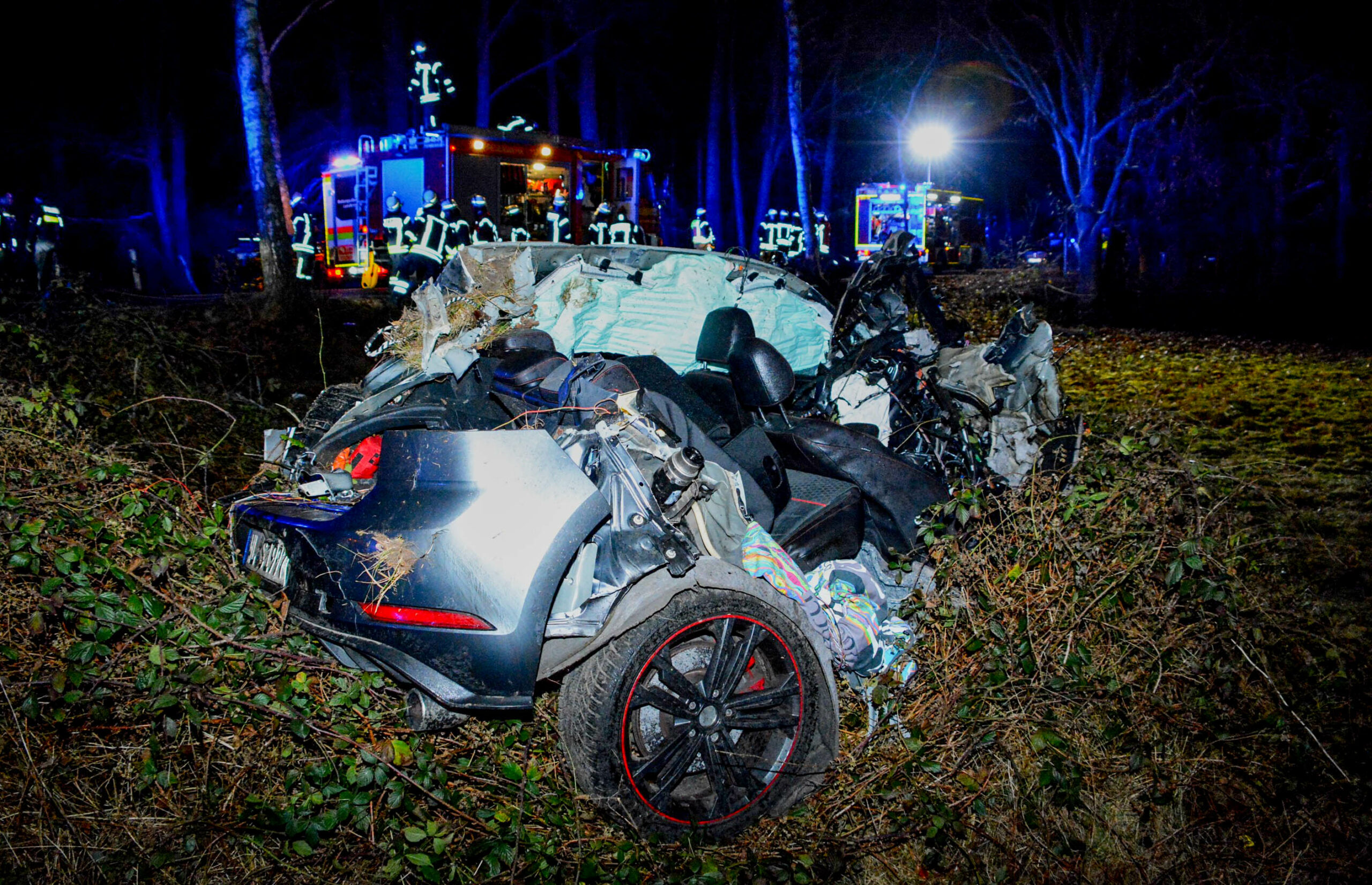Golf-Fahrer kracht im Kreis Lüneburg gegen Baum – Auto in zwei Teile gerissen
