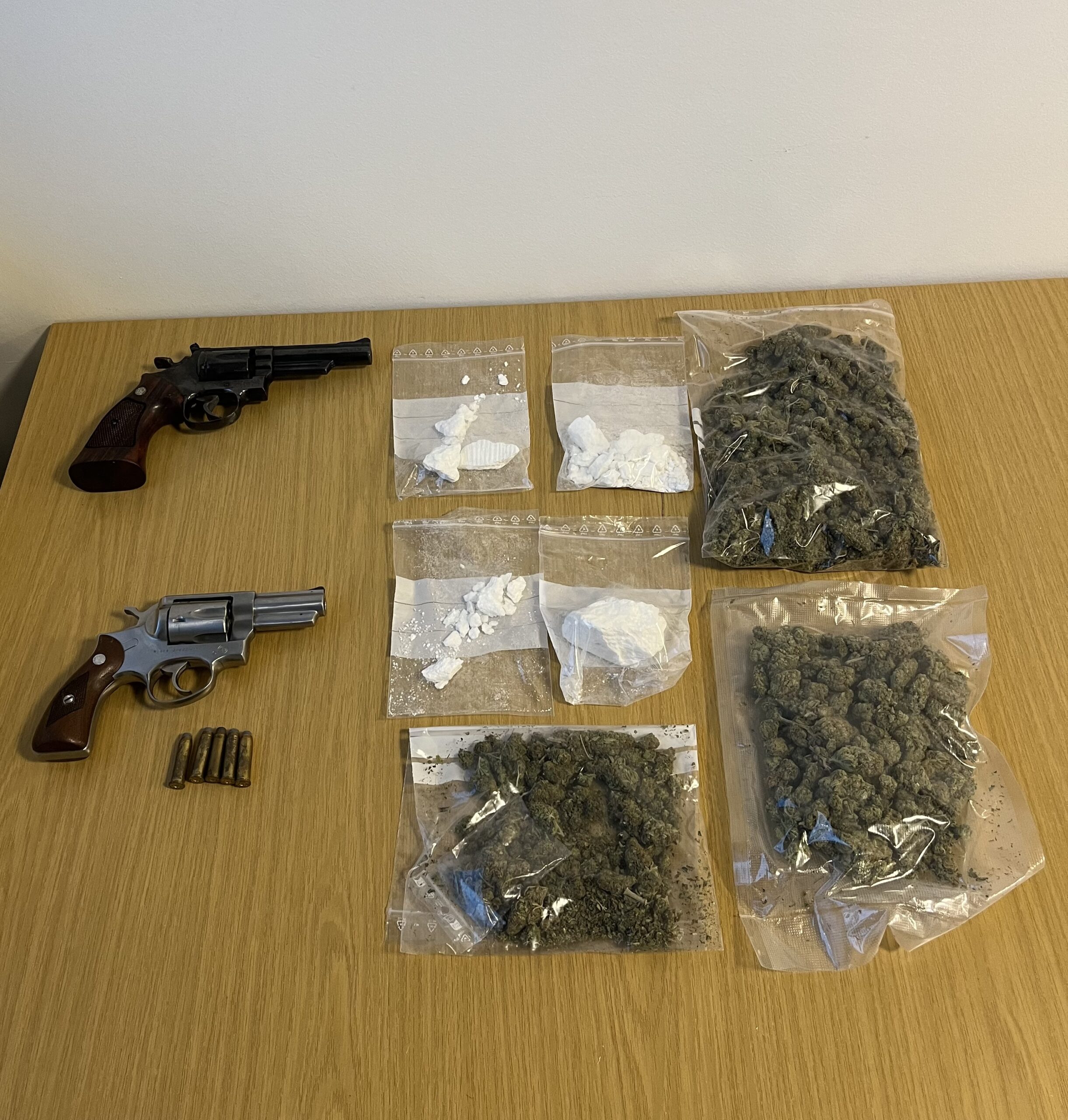Sichergestellte Drogen und Waffen