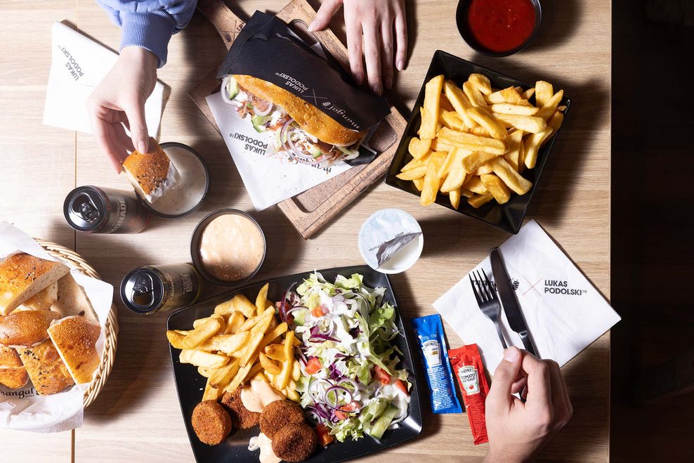 Podolski verspricht eine „hohe Qualität des Fleischs und selbst gebackenes Brot aus der eigenen Backstube“.