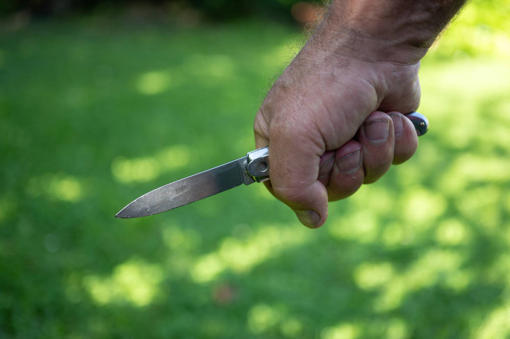 Mann mit Messer (Symbolfoto)