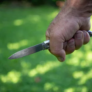 Mann mit Messer (Symbolfoto)