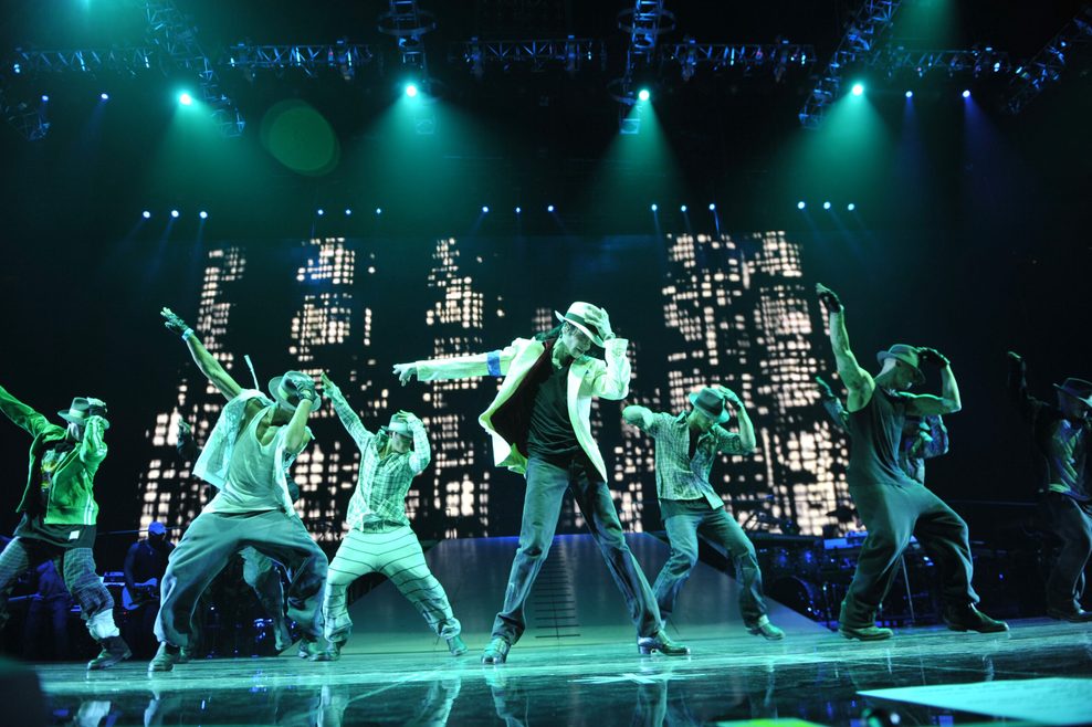 Michael Jackson mit Tänzern auf der Bühne