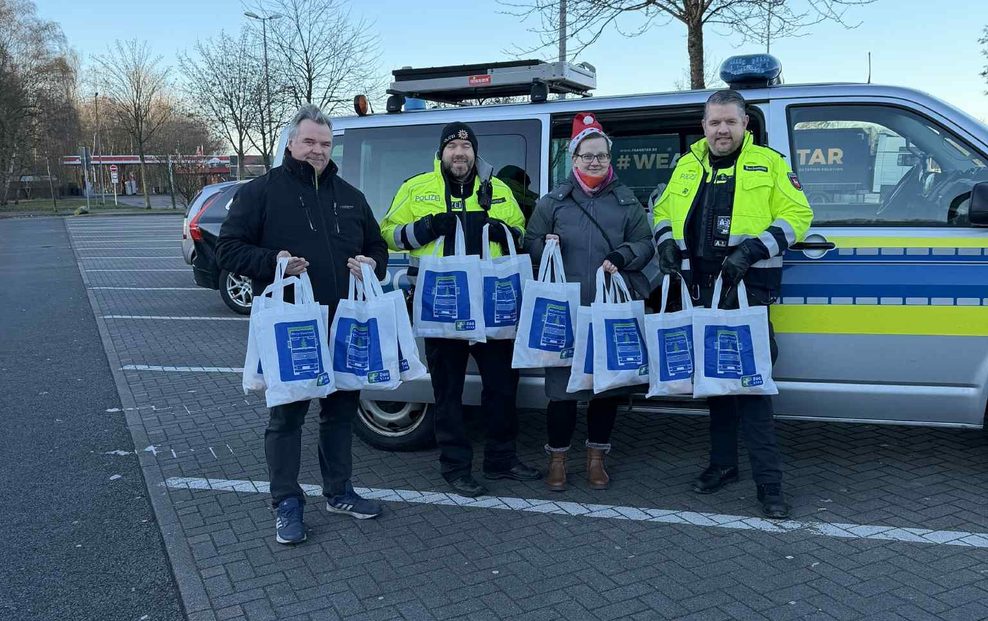 Die Helfer der Geschenk-Aktion für Trucker an der A1.