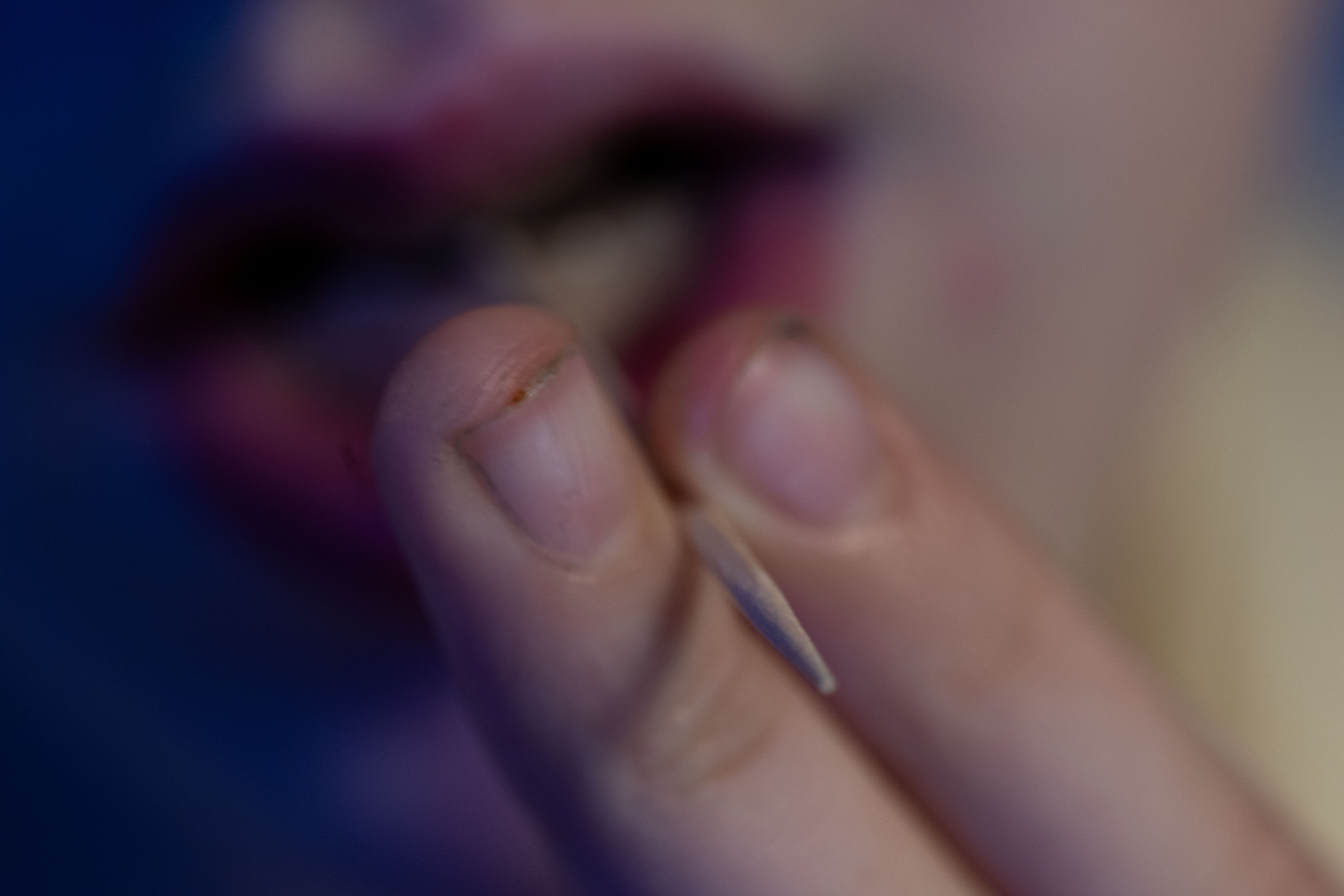 Ein Kind nimmt einen Zahnstocher in den Mund.