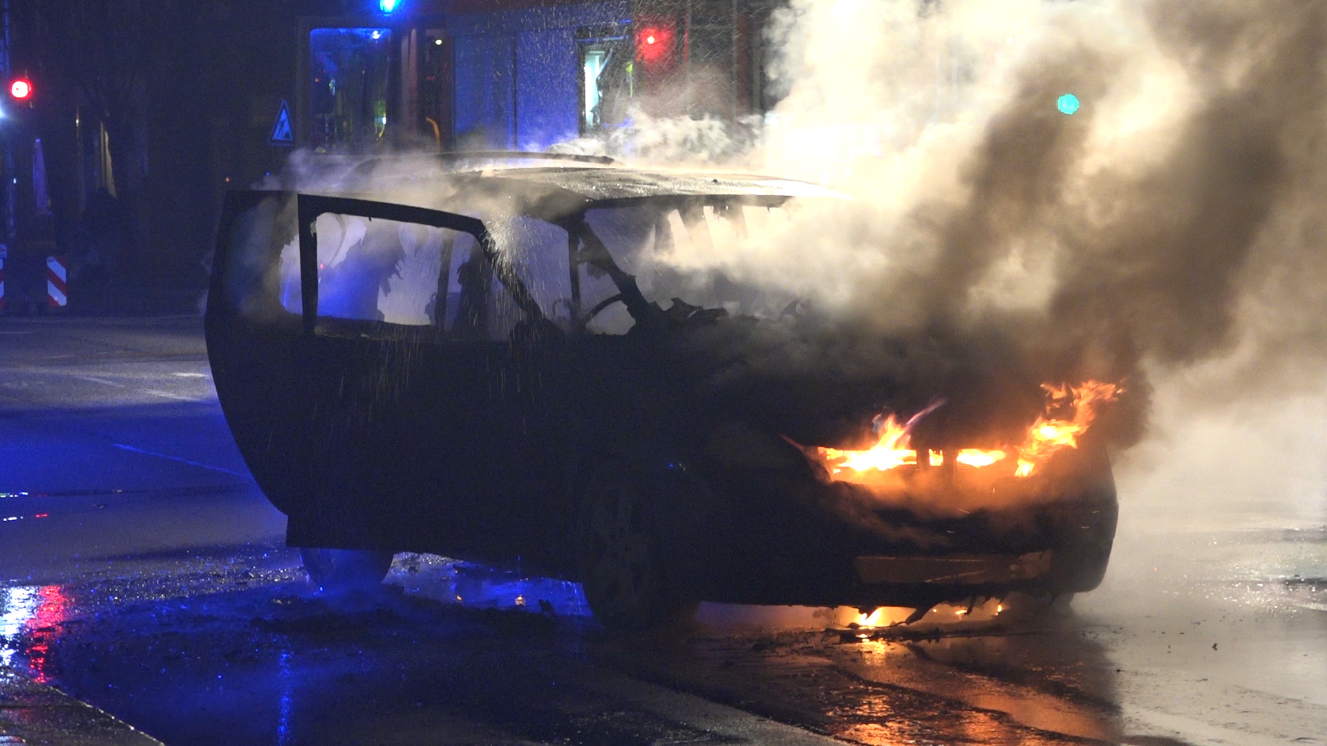 Feuerwehrkräfte löschten das brennende Auto.
