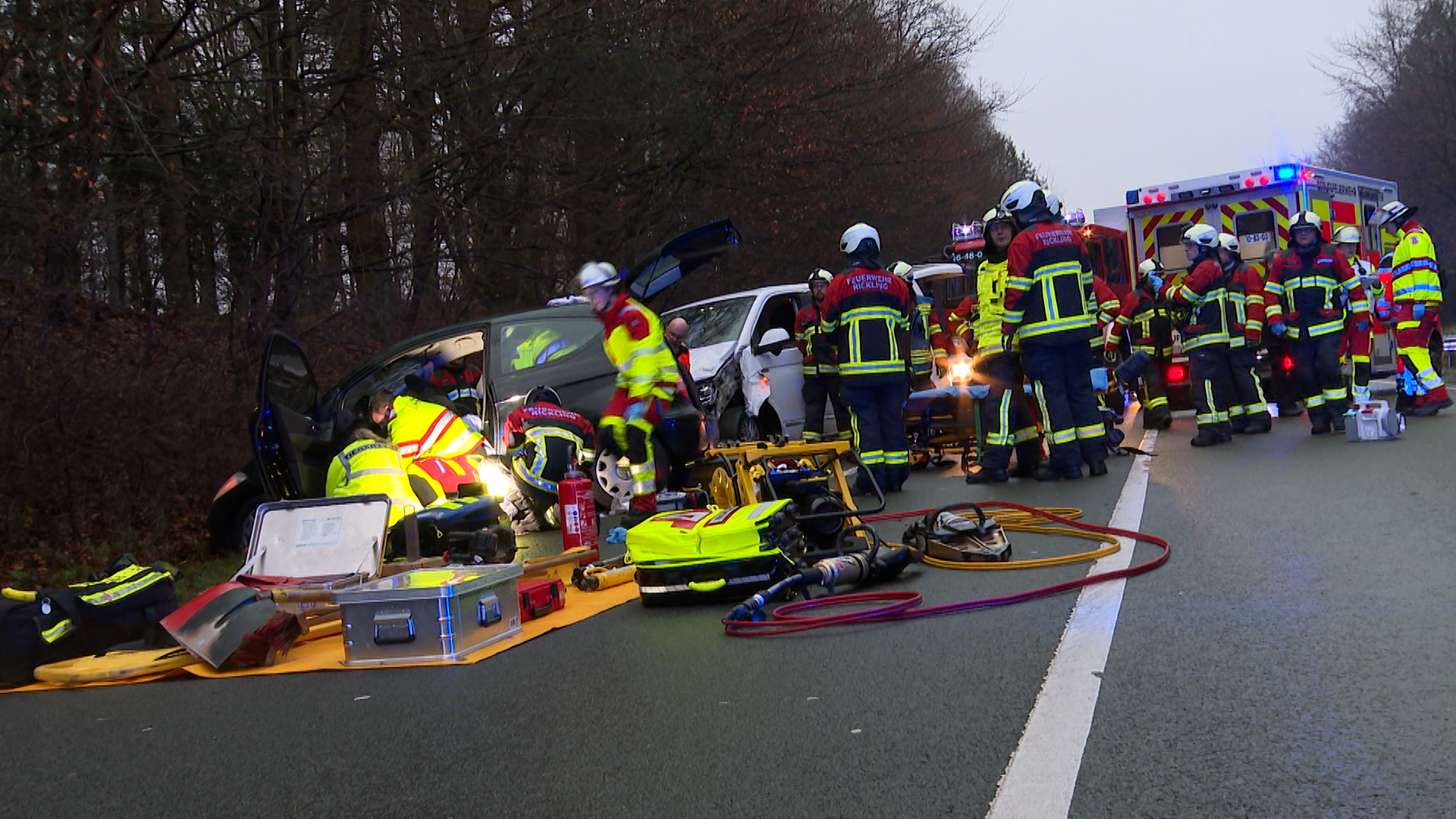 Die Unfallstelle auf der B205 nahe Klein Kummerfeld.