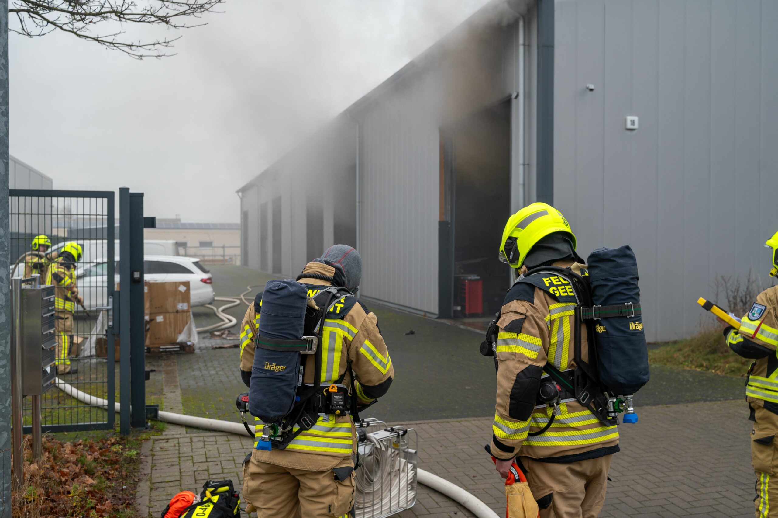 Feuerwehrleute mit Atemschutz bekämpfen das Feuer in Geesthacht bei Hamburg.