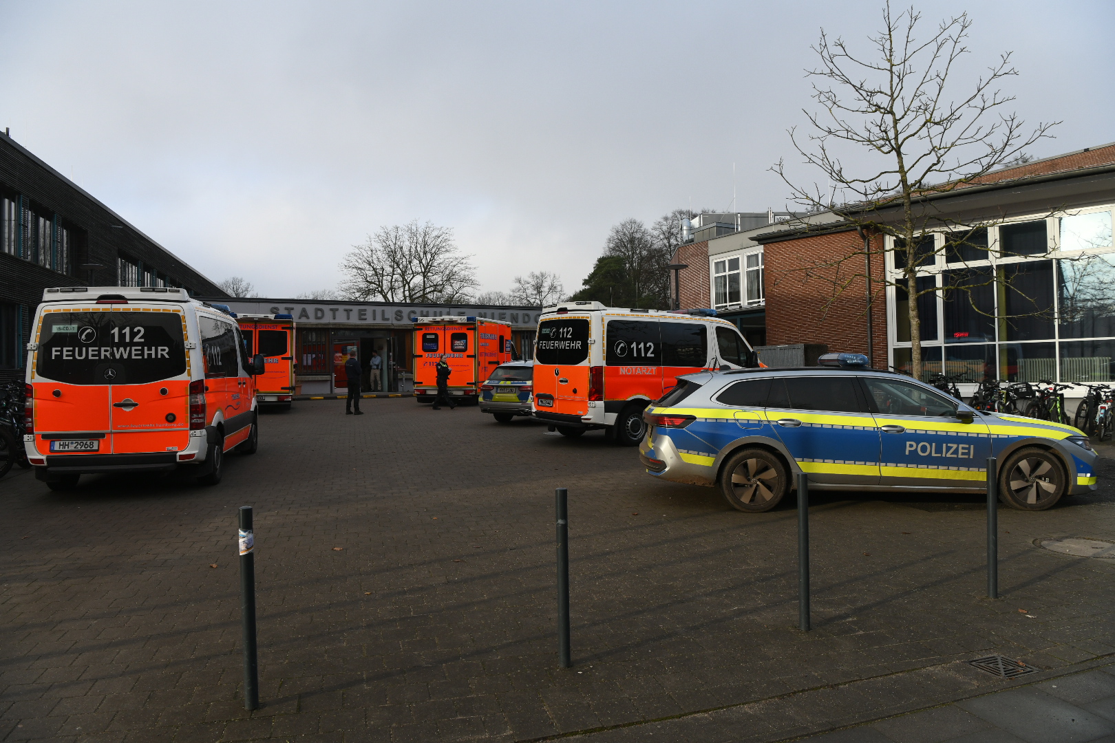 Rettungsdienst und Polizei sind an der Stadtteilschule Niendorf im Einsatz.