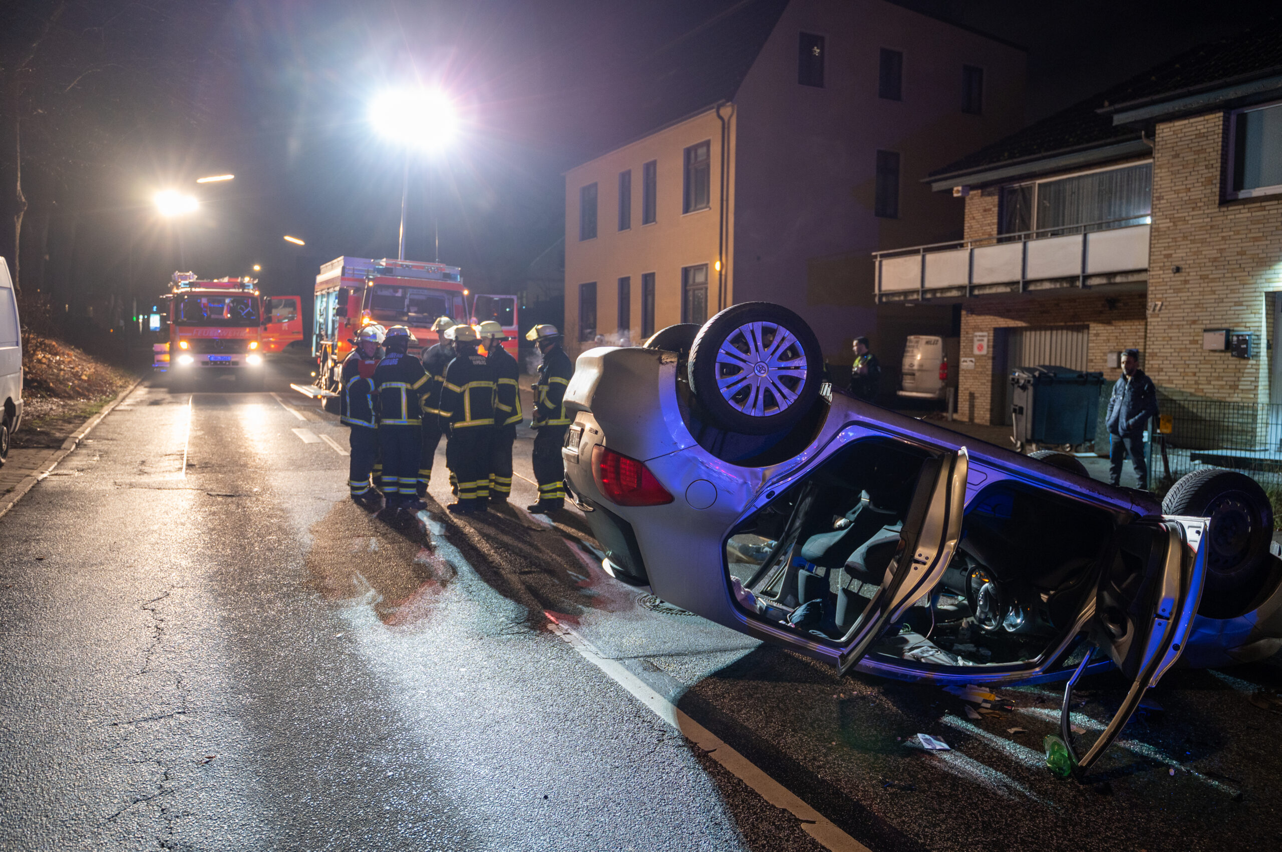 Silbernes Auto liegt auf Dach