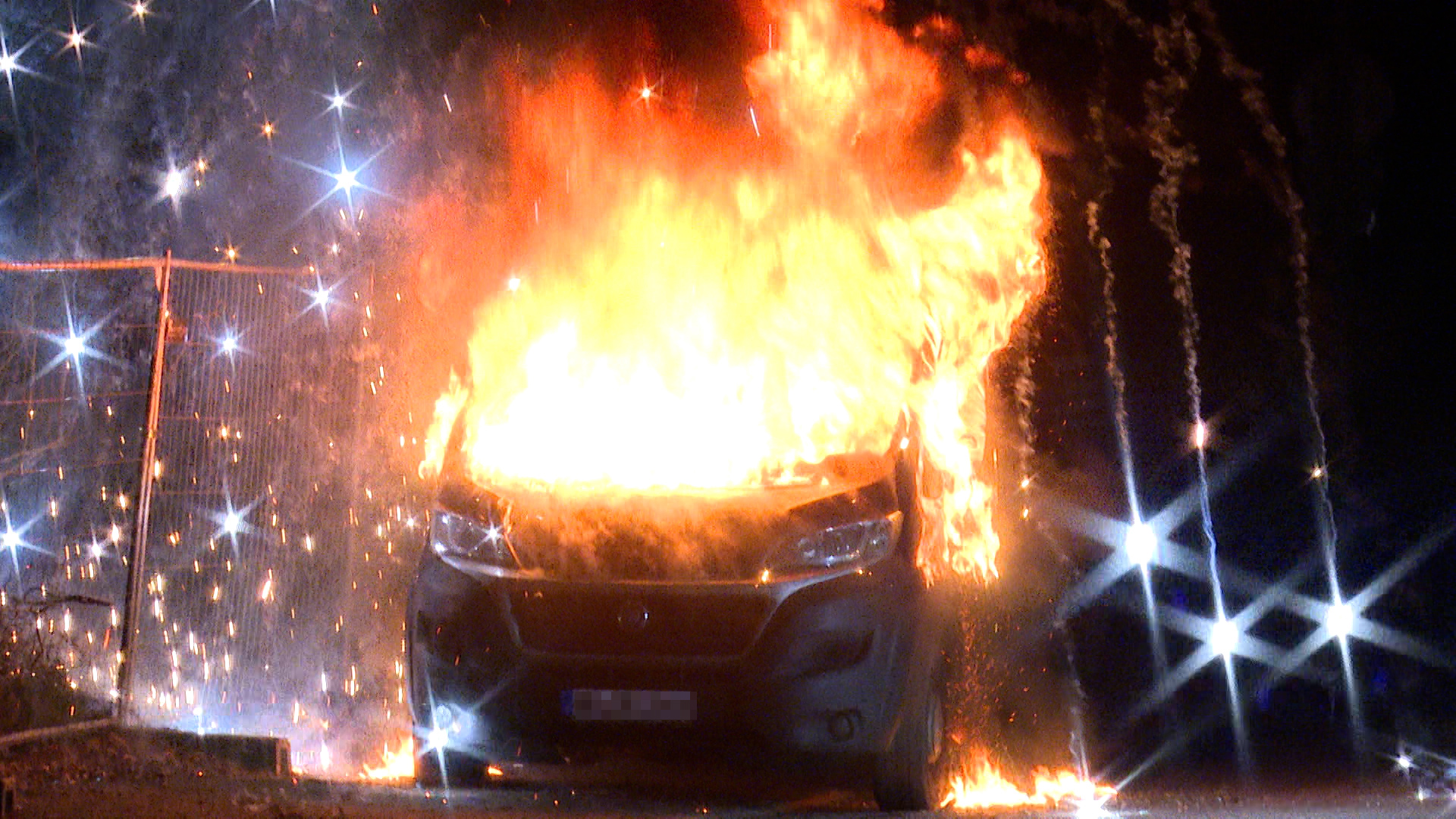 War es Brandstiftung? Der brennende Kleintransporter in Bahrenfeld.