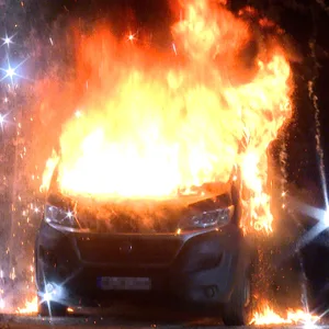 War es Brandstiftung? Der brennende Kleintransporter in Bahrenfeld.