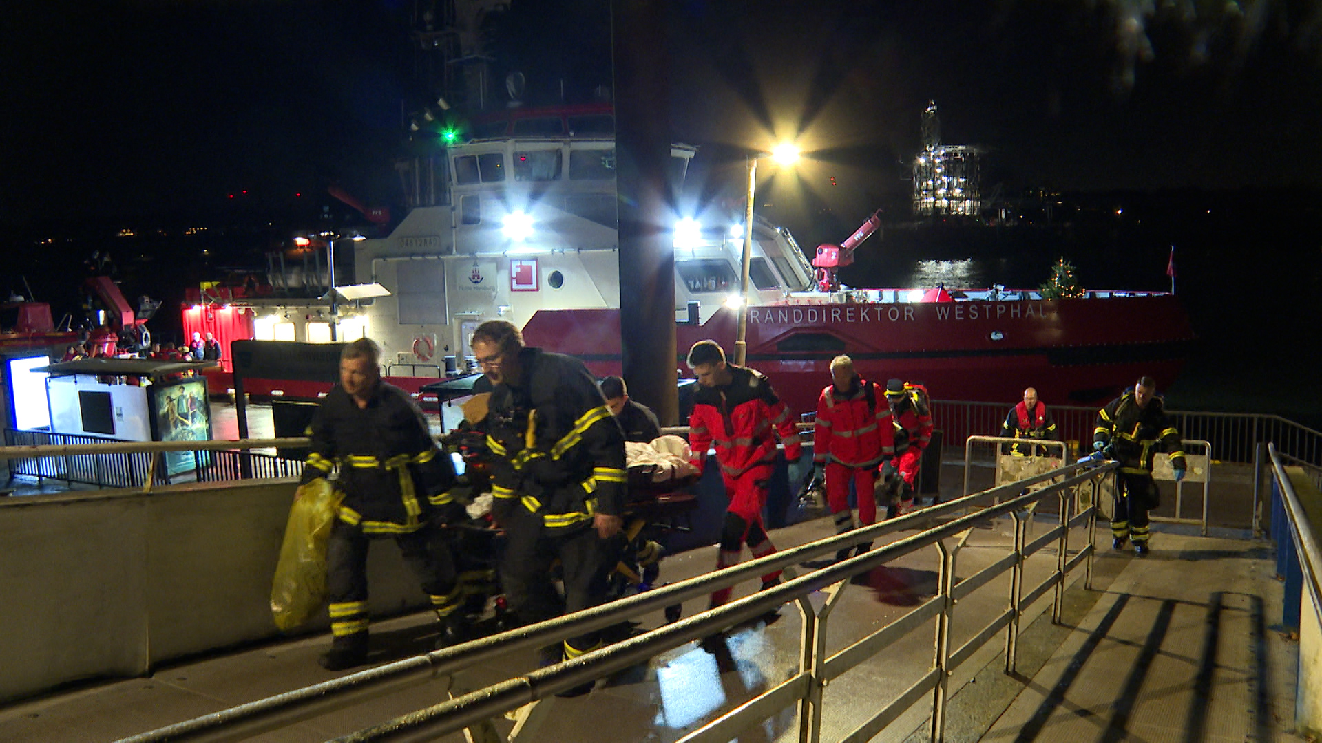 Rettungskräfte bringen den unterkühlten Arbeiter zum Krankenwagen.