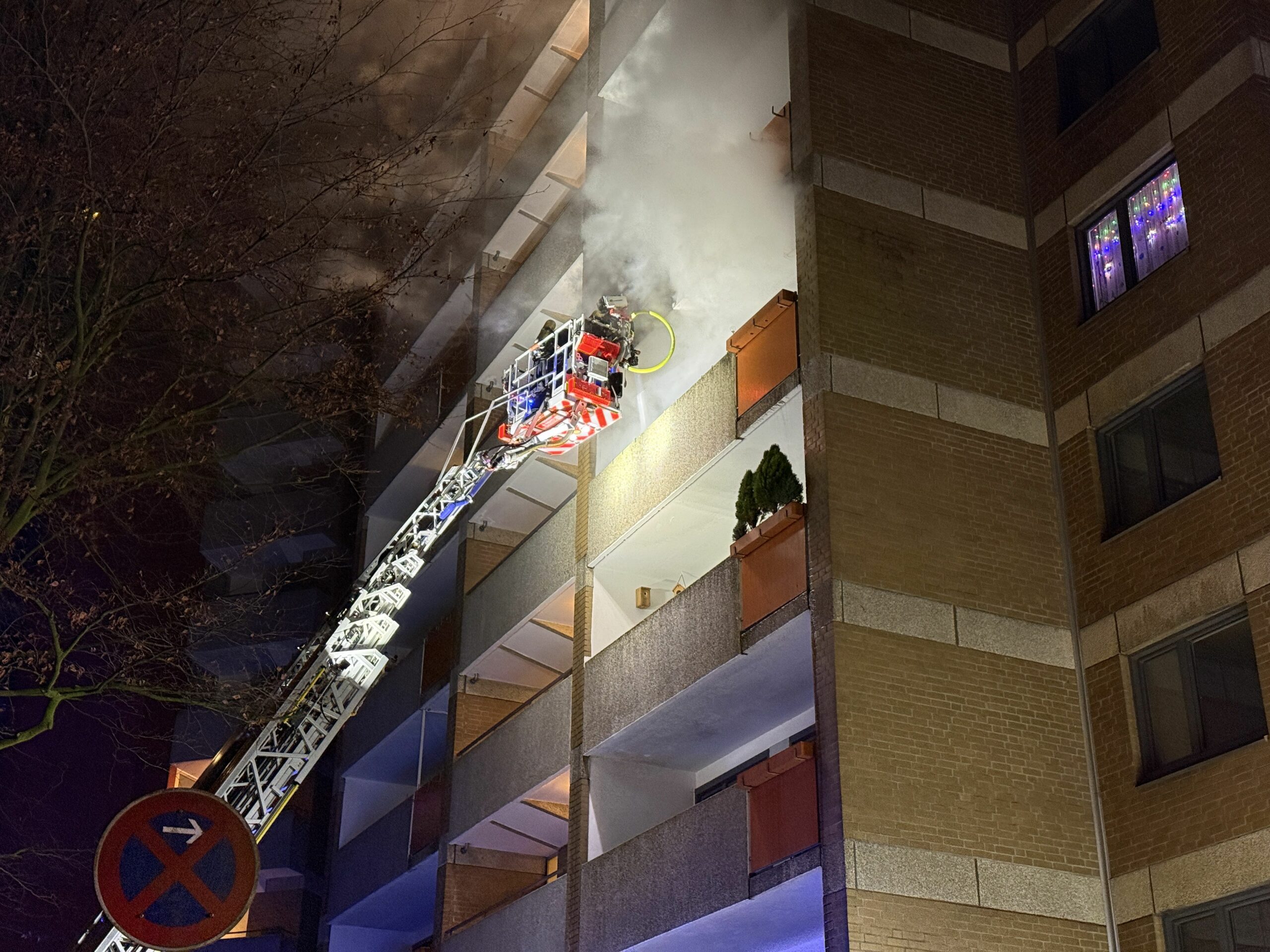 In Steils­hoop hat am Dienstagabend ein Balkonbrand in einem Hochhaus einen Großeinsatz von Feuerwehr und Polizei ausgelöst.
