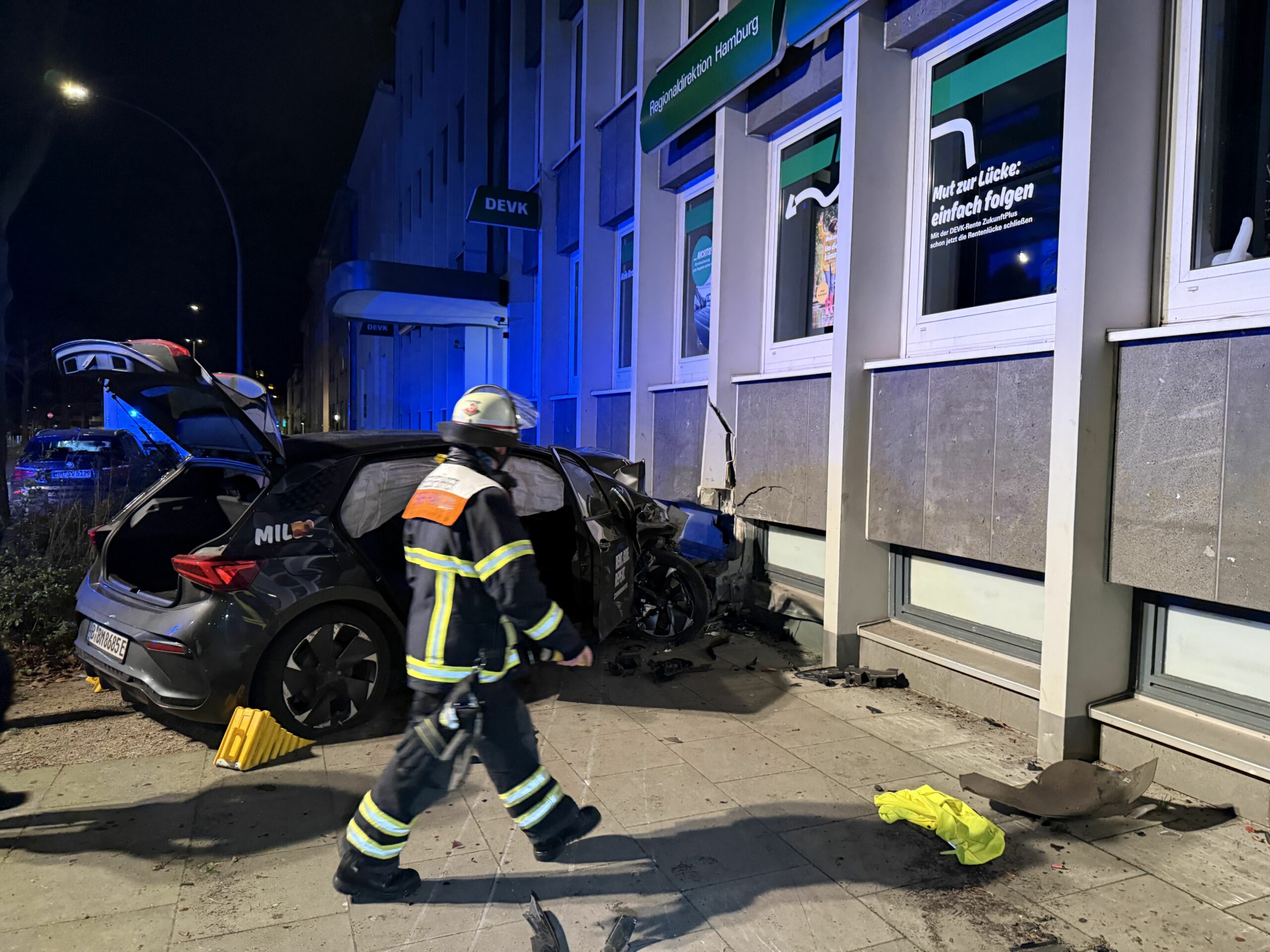 Das Leihauto prallte gegen die Wand eines Gebäudes.