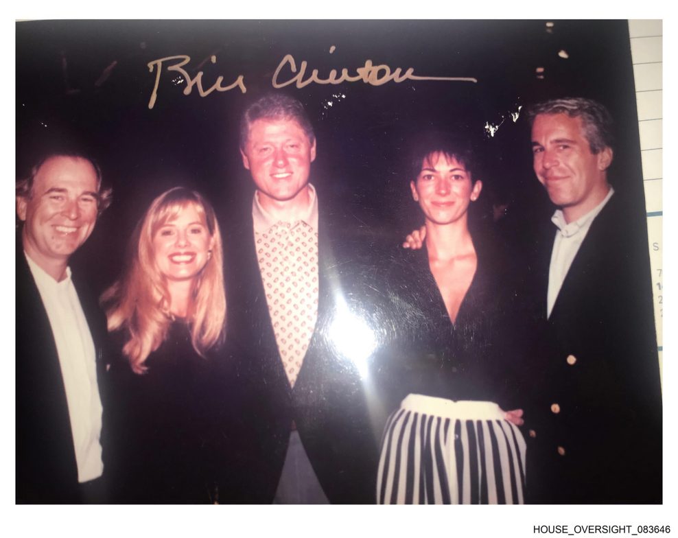 Der ehemalige US-Präsident Bill Clinton (M-r), Ghislaine Maxwell und Jeffrey Epstein, mit Clintons Unterschrift oben auf dem Foto.
