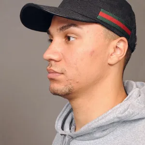 Luis Che B. mit Gucci-Cap